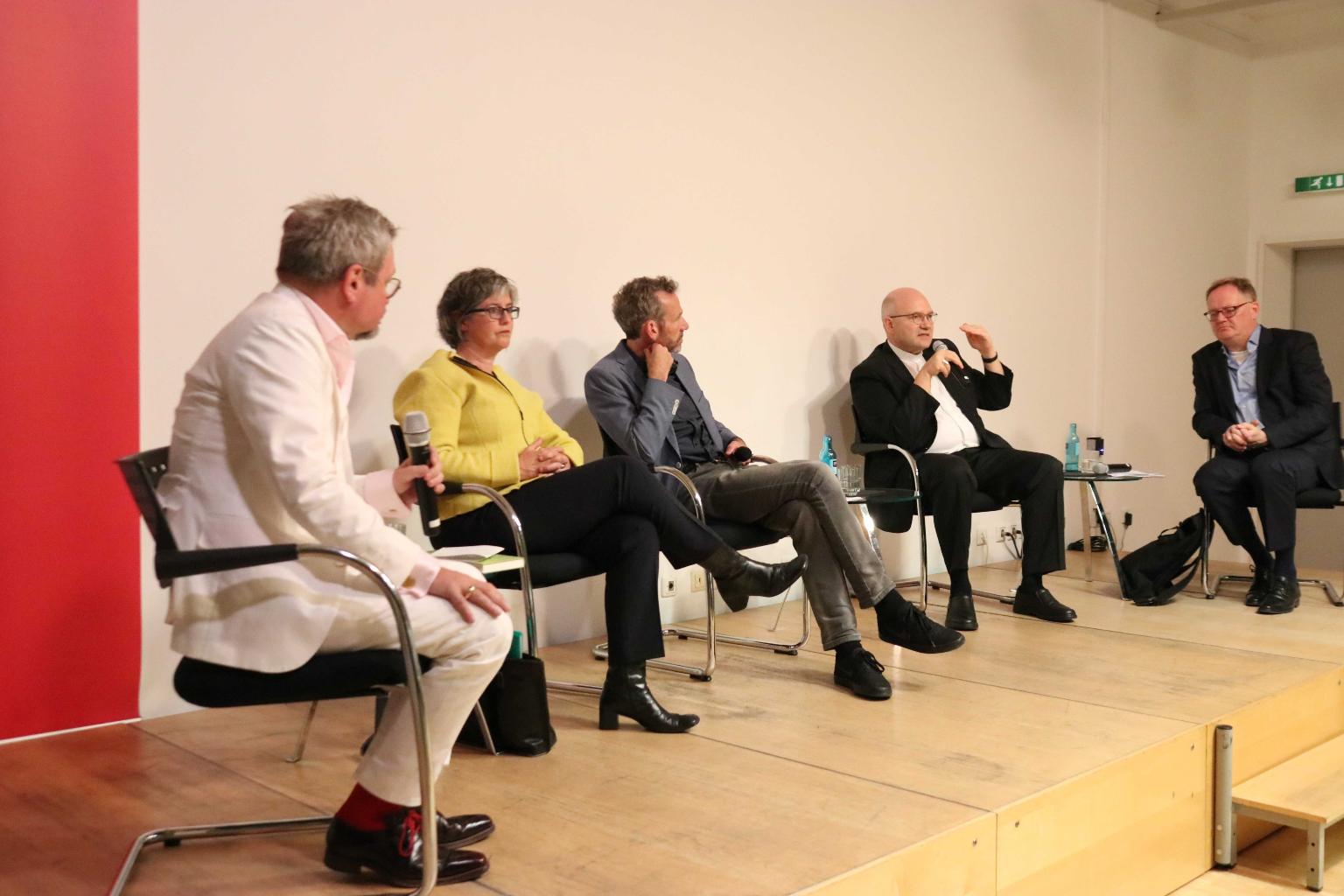 Kai Christian Moritz (Sprechergremium des Betroffenenbeirats bei der Deutschen Bischofskonferenz), Birgit Mock (Vizepräsidentin des Zentralkomitees der deutschen Katholiken), Joachim Frank (Journalist), Bischof Dr. Helmut Dieser, Prof. Dr. Stephan Rixen (von links) (c) Bernhard Raspels