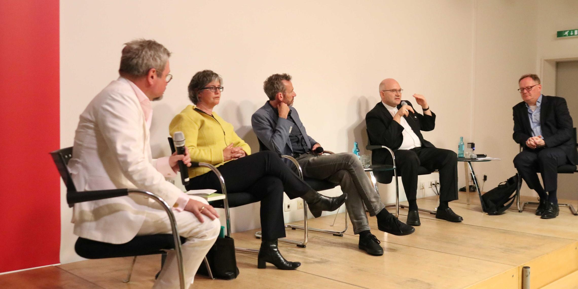 Kai Christian Moritz (Sprechergremium des Betroffenenbeirats bei der Deutschen Bischofskonferenz), Birgit Mock (Vizepräsidentin des Zentralkomitees der deutschen Katholiken), Joachim Frank (Journalist), Bischof Dr. Helmut Dieser, Prof. Dr. Stephan Rixen (von links)