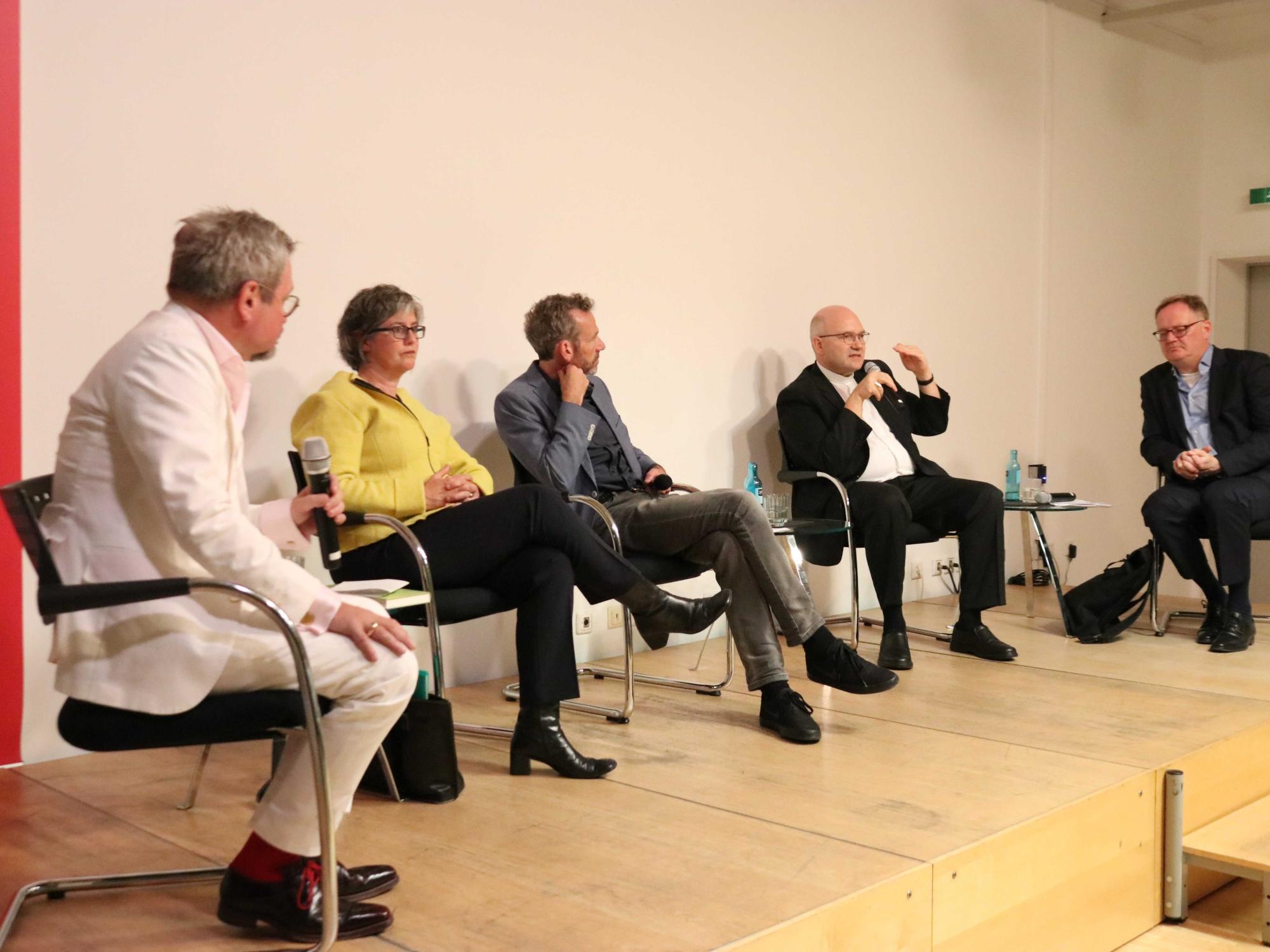 Kai Christian Moritz (Sprechergremium des Betroffenenbeirats bei der Deutschen Bischofskonferenz), Birgit Mock (Vizepräsidentin des Zentralkomitees der deutschen Katholiken), Joachim Frank (Journalist), Bischof Dr. Helmut Dieser, Prof. Dr. Stephan Rixen (von links) (c) Bernhard Raspels