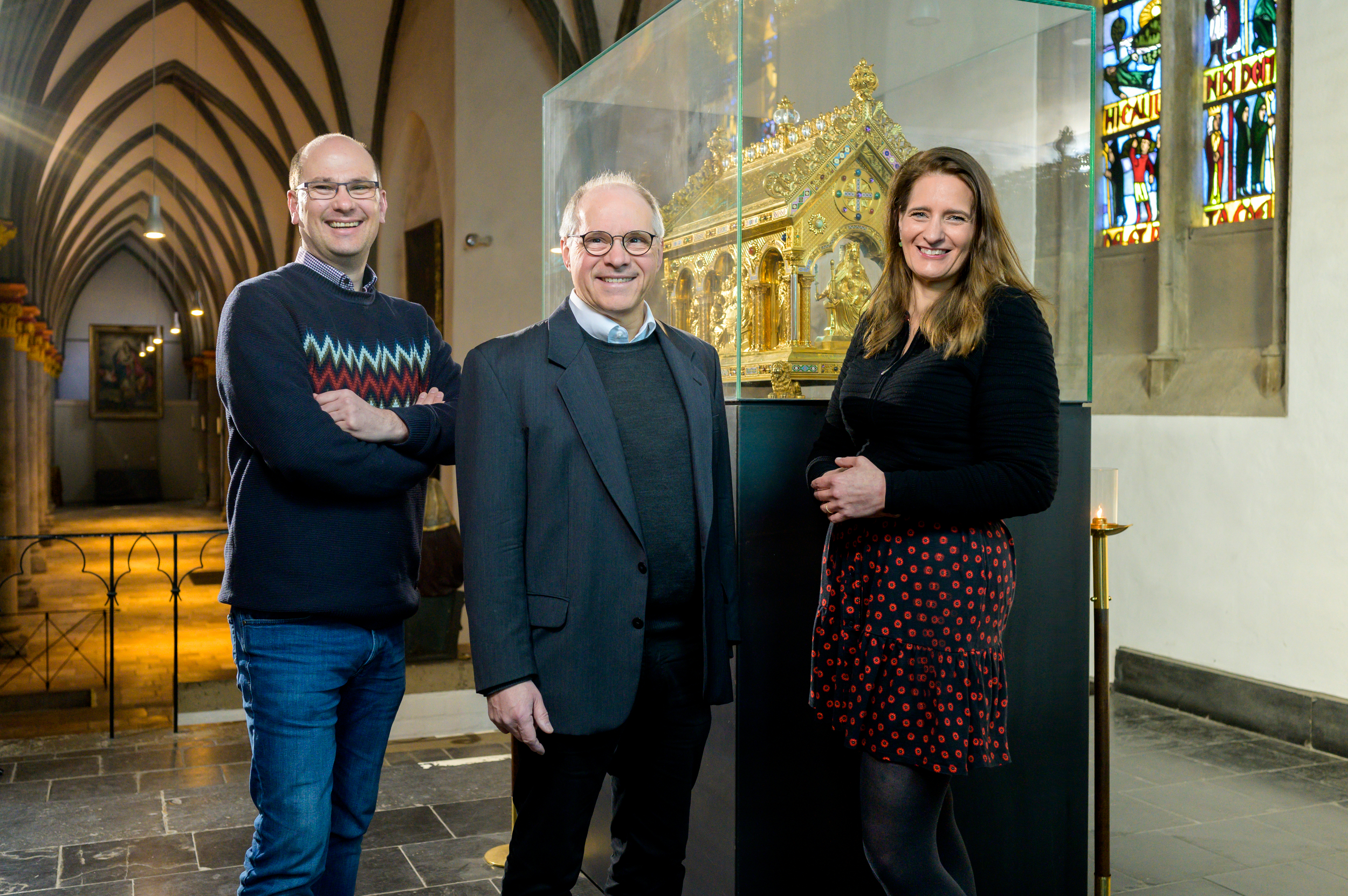 Das Team der Heiligtumsfahrt Mönchengladbach:Peter Blättler, Propst von St. Vitus (Mitte), Charlotte Lorenz, Geschäftsführerin der Heiligtumsfahrt (rechts) und Gemeindereferent Christoph Rütten (links) haben sich eng mit der Botschaft ihrer Reliquie auseinandergesetzt.