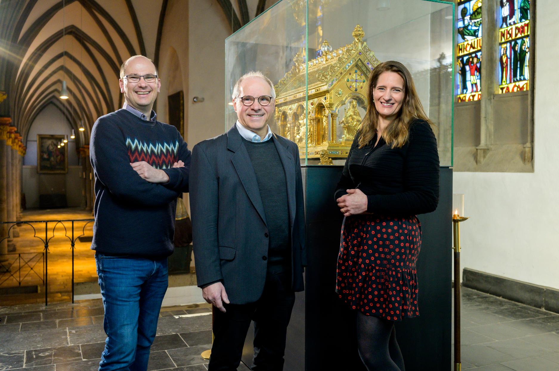 Das Team der Heiligtumsfahrt Mönchengladbach:Peter Blättler, Propst von St. Vitus (Mitte), Charlotte Lorenz, Geschäftsführerin der Heiligtumsfahrt (rechts) und Gemeindereferent Christoph Rütten (links) haben sich eng mit der Botschaft ihrer Reliquie auseinandergesetzt. (c) Carlos Albuquerque