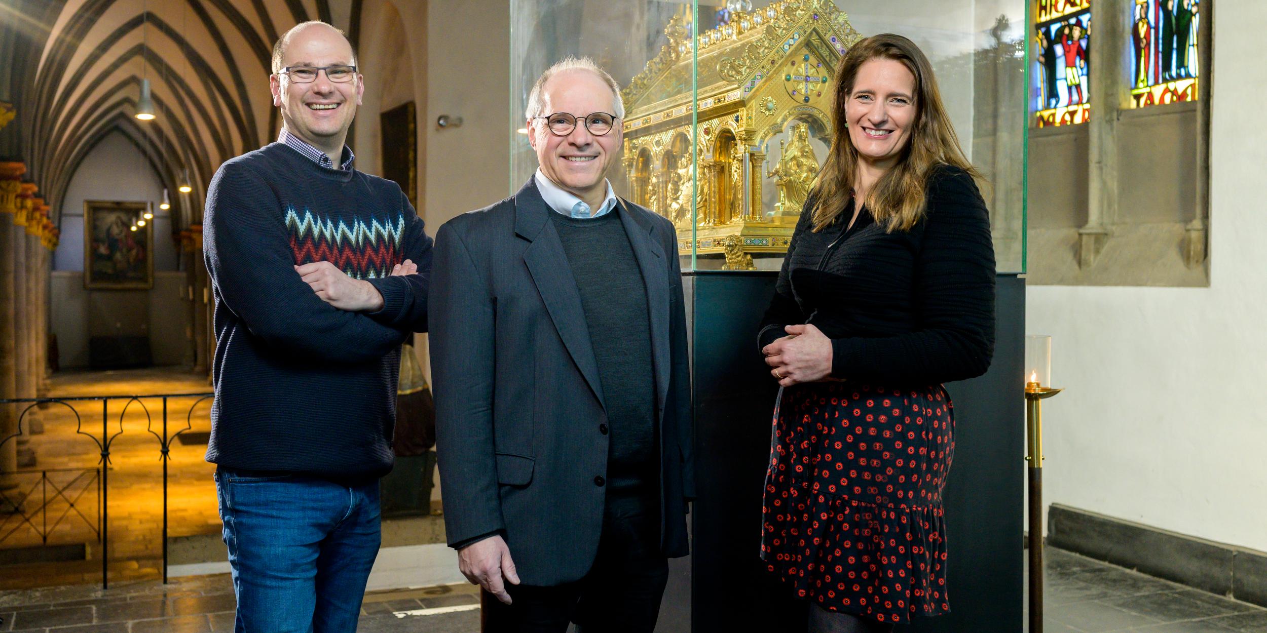 Das Team der Heiligtumsfahrt Mönchengladbach:Peter Blättler, Propst von St. Vitus (Mitte), Charlotte Lorenz, Geschäftsführerin der Heiligtumsfahrt (rechts) und Gemeindereferent Christoph Rütten (links) haben sich eng mit der Botschaft ihrer Reliquie auseinandergesetzt.