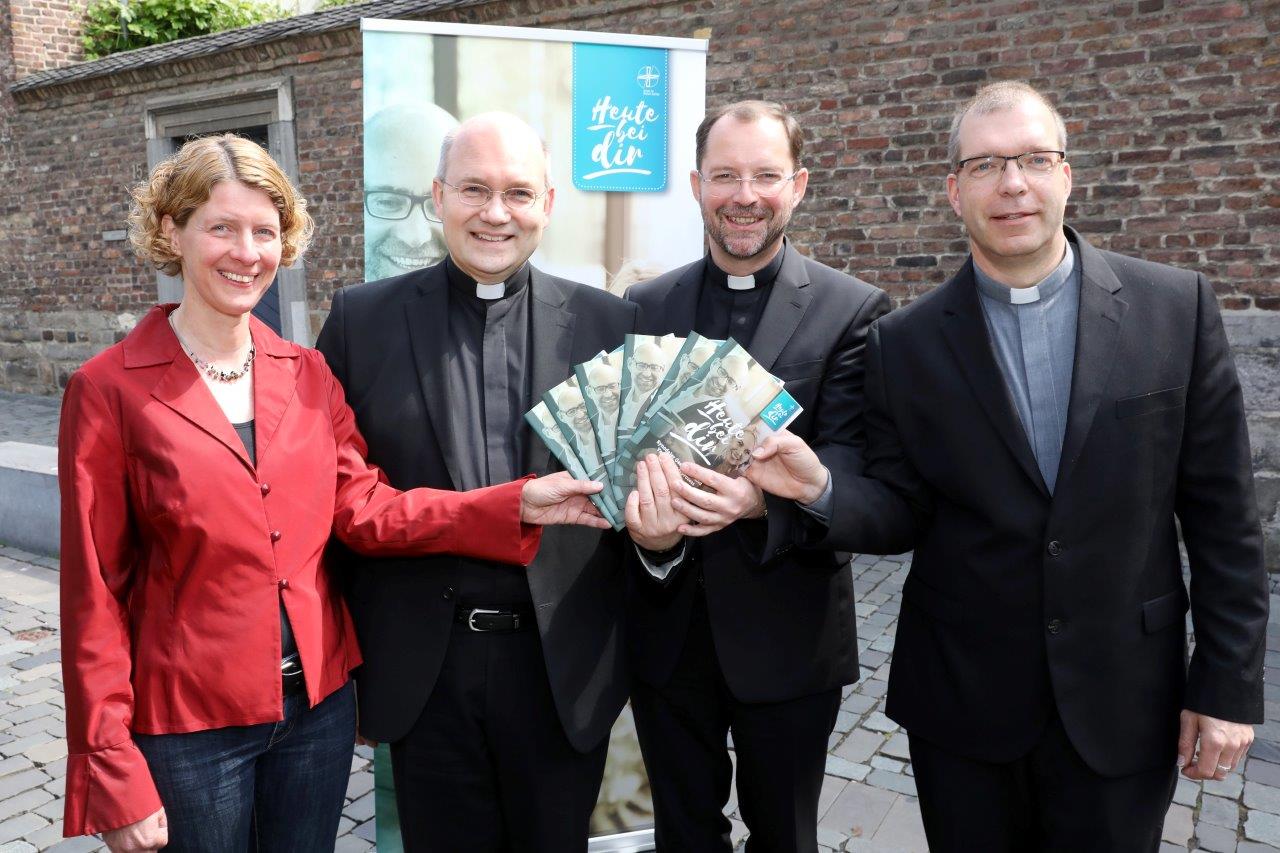 v.li.: Sabine Kock, Bischof Dr. Helmut Dieser, Generalvikar Dr. Andreas Frick, Pfr. Thorsten Karl Aymanns