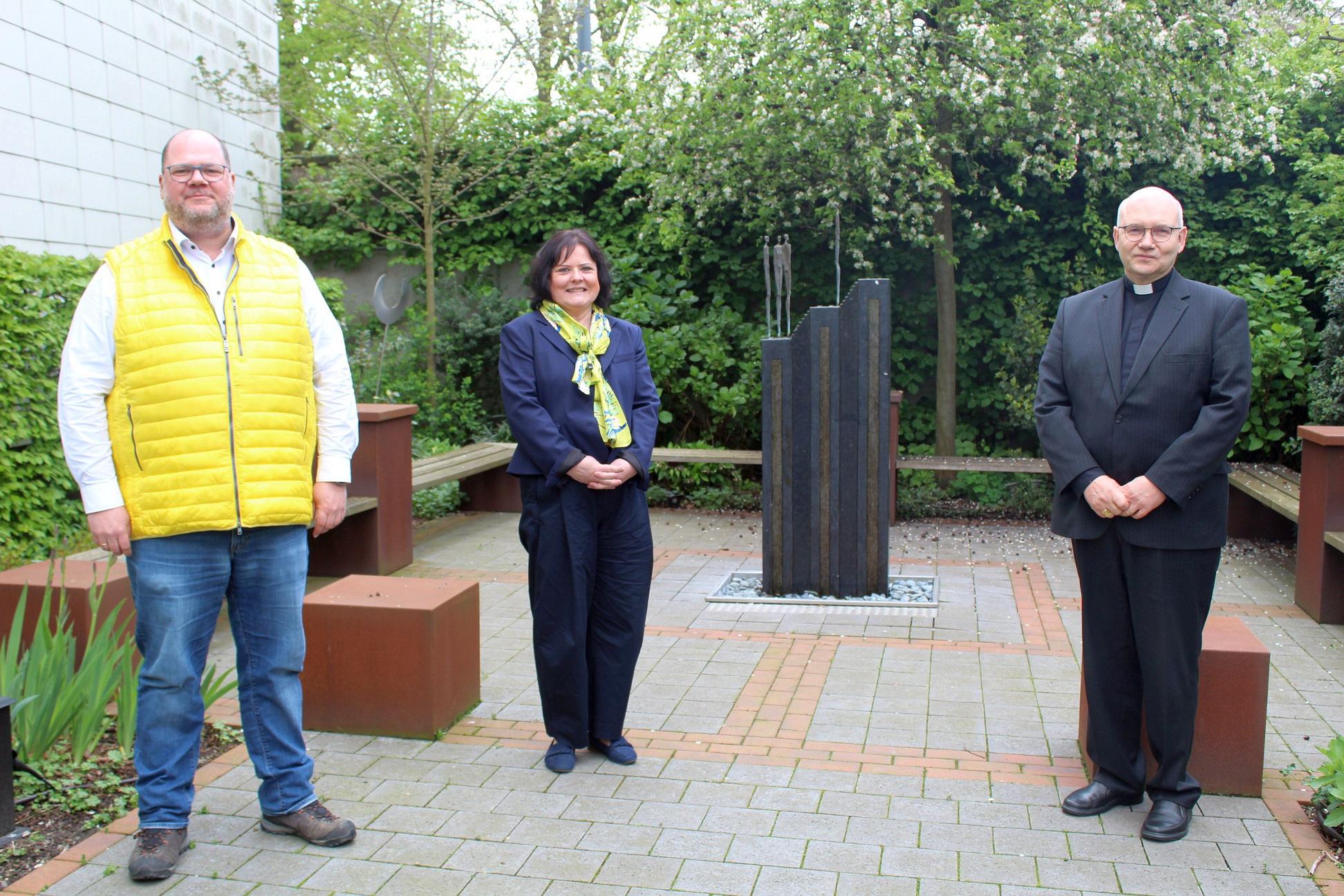 Hospizleiter Alexander Henes, die Superintendentin des Evangelischen Kirchenkreises Krefeld - Viersen, Dr. Barbara Schwahn und Bischof Dr. Helmut Dieser im Garten des Hospizes am Blumenplatz (c) Bistum Aachen - Jari Wieschmann