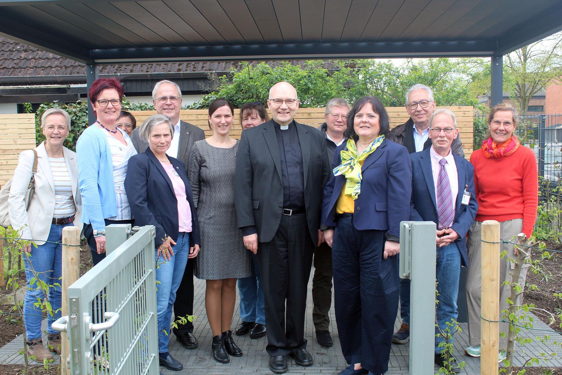 Diane Kamps, Oberin der DRK-Schwesternschaft Krefeld e.V. begrüßte die Superintendentin des Evangelischen Kirchenkreises Krefeld - Viersen, Dr. Barbara Schwahn und Bischof Dr. Helmut Dieser im neu gestalteten Außenbereich. (c) Bistum Aachen - Jari Wieschmann