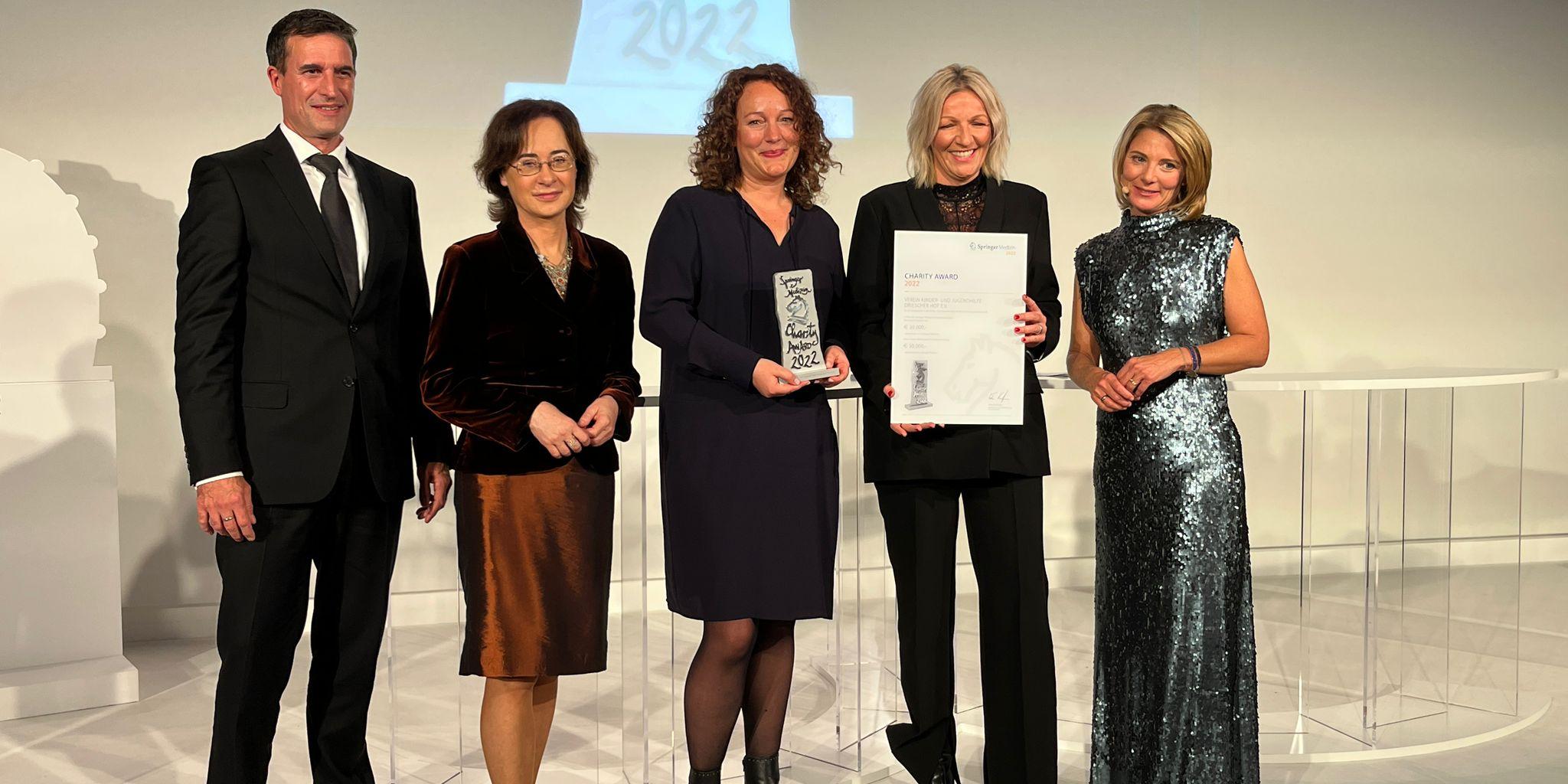 Sandra Jansen, Leiterin der OT (mit Award), Simone Jansen, stellvertretende Leiterin (mit Urkunde)