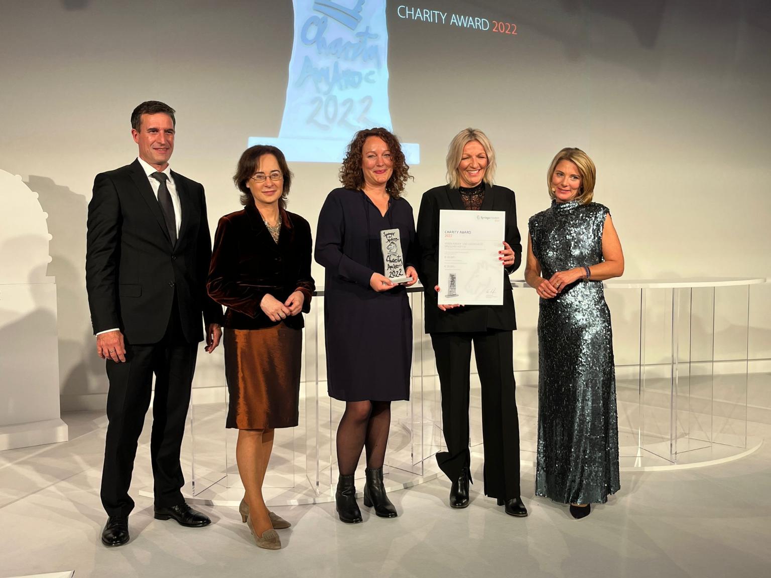 Sandra Jansen, Leiterin der OT (mit Award), Simone Jansen, stellvertretende Leiterin (mit Urkunde) (c) Springer Medizin