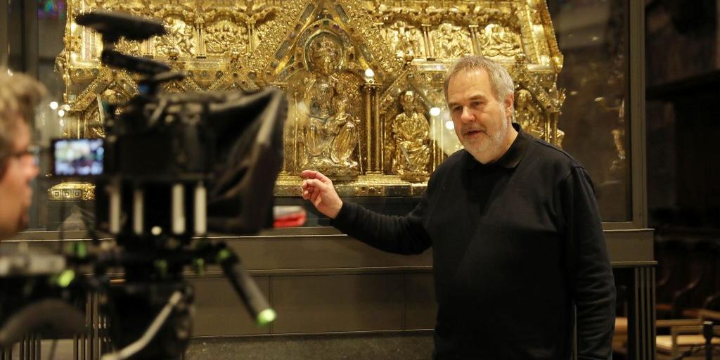 Dompropst Rolf-Peter Cremer bezieht sich in seinem Impuls auf das Lendentuch Jesu, das im Marienschrein aufbewahrt wird.