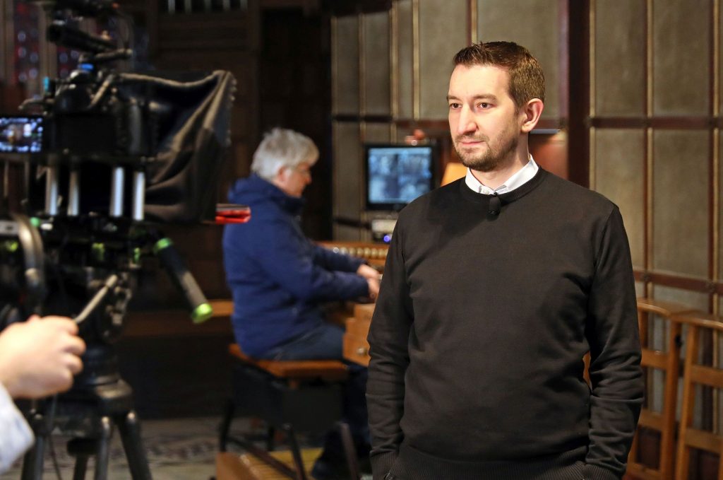 Domvikar Matthias Fritz vor der Orgel. Im Hintergrund zu sehen ist Domorganist Michael Hoppe (c) Domkapitel Aachen - Matthias Fritz