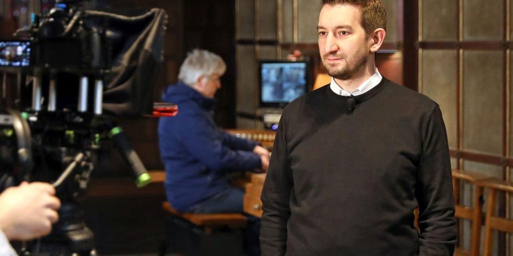 Domvikar Matthias Fritz vor der Orgel. Im Hintergrund zu sehen ist Domorganist Michael Hoppe