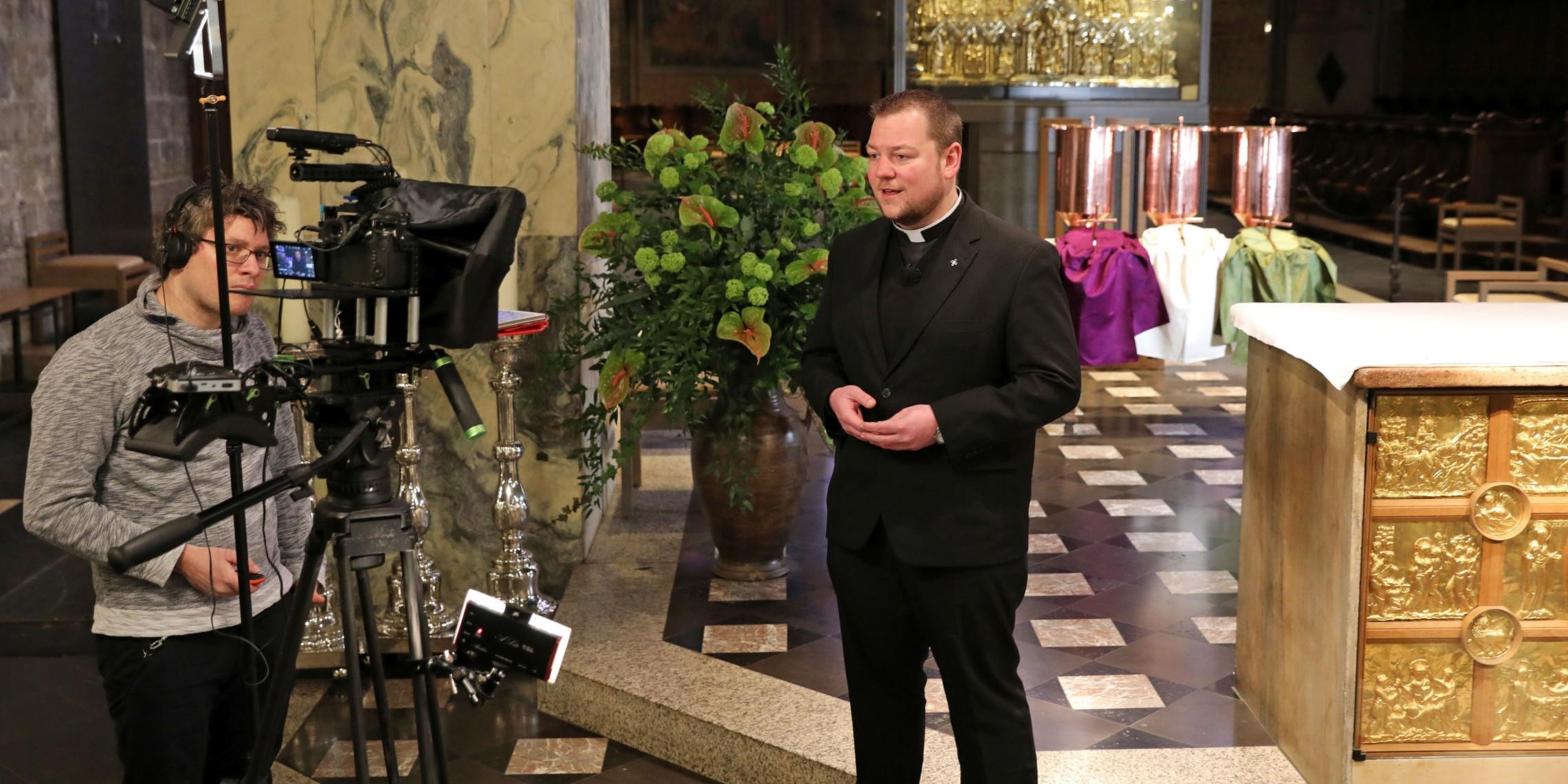 Domvikar Thomas Schlütter spricht in seinem Impuls über die Bedeutung der Ölgefäße (im Hintergrund). Sie dienen zur Aufbewahung der heiligen Öle, die in der Karwoche geweiht werden.