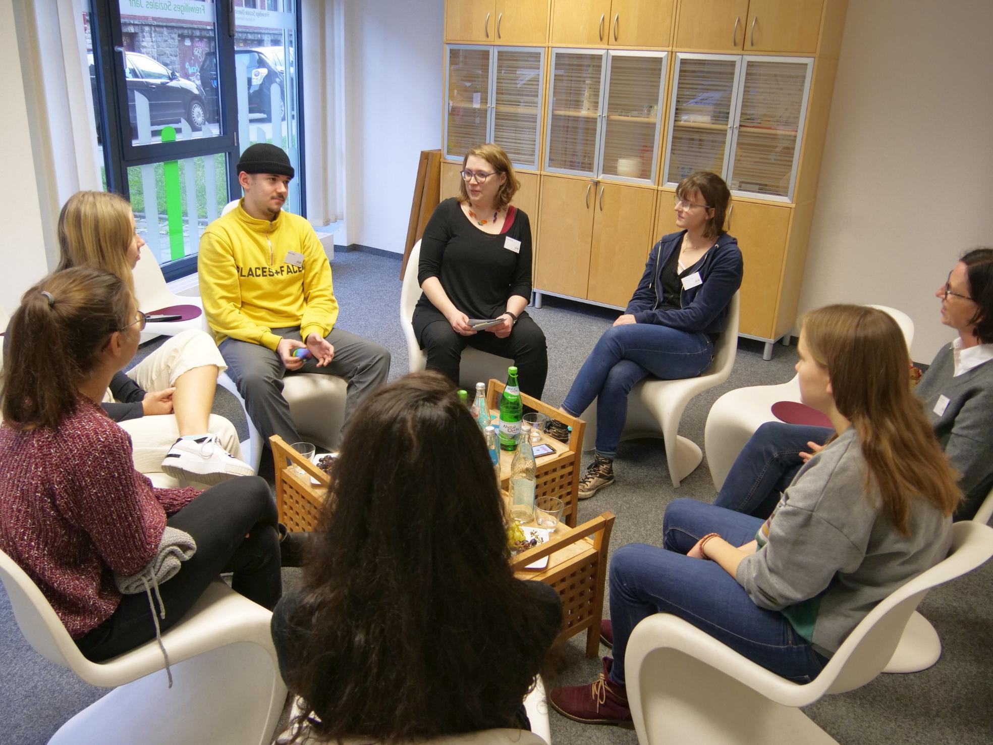 Bei kleineren und größeren Diskussionsrunden sprachen junge Menschen über die Zukunft der katholischen Kirche im Bistum Aachen. (c) Bistum Aachen - Ralf Mader