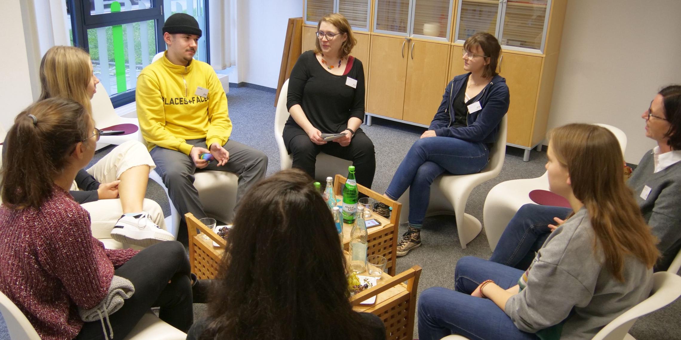 Kleine Runden, großer Austausch: Jugendliche diskutieren derzeit an verschiedenen Orten über die Zukunft der Kirche.