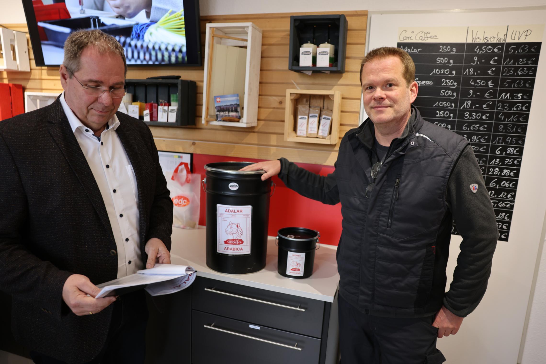 Tobias Fink ist Gruppenleiter in der Außenarbeitsgruppe und unter anderem für die Kaffeerösterei und den Werksverkauf zuständig.