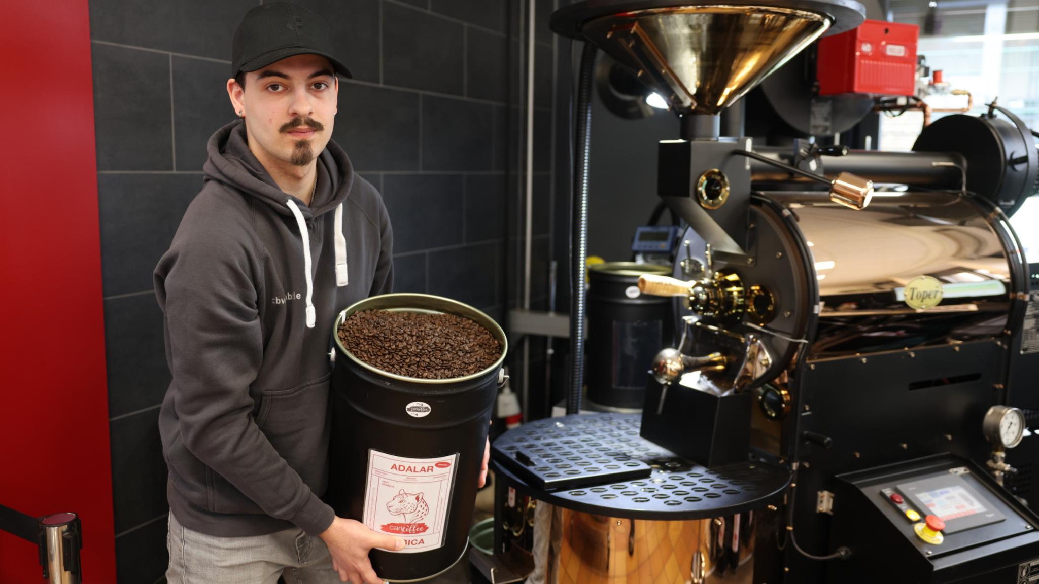 Leon Henseler gehört zu den Mitarbeitern, die in Monschau-Imgenbroich die Kaffeebohnen rösten.