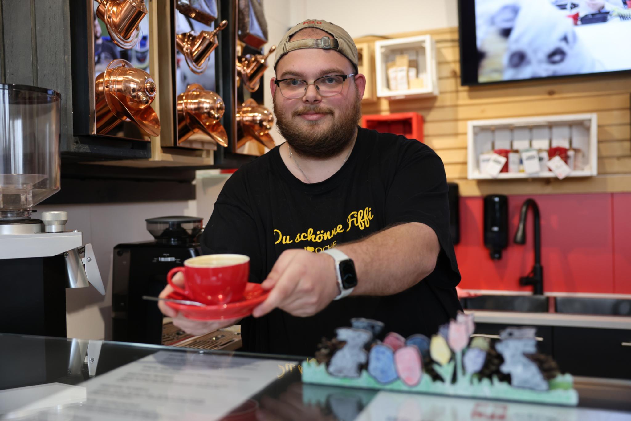 Max Jülich trinkt nicht nur gerne selbst Kaffee: Er gehört zu einem der beiden Teams, die die Bohnen frisch rösten und arbeitet auch als Barista im CBW-Werksverkauf im Handwerker-Innovationszentrum Monschau. Dort können Besucherinnen und Besucher die verschiedenen Sorten wie „Spökes“ und „Leckerschen“ ausprobieren.