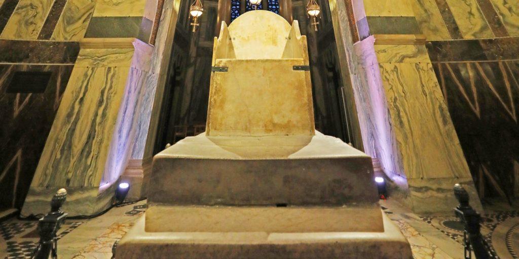 Domvikar Matthias Fritz vor der Orgel. Im Hintergrund zu sehen ist Domorganist Michael Hoppe