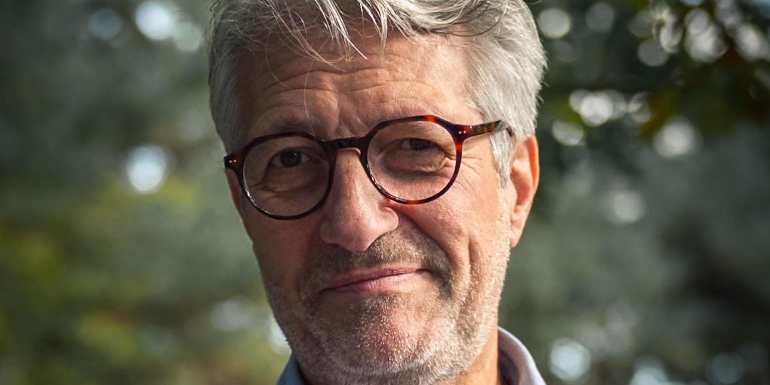 Mann mit Brille, graue Haare, Hemd