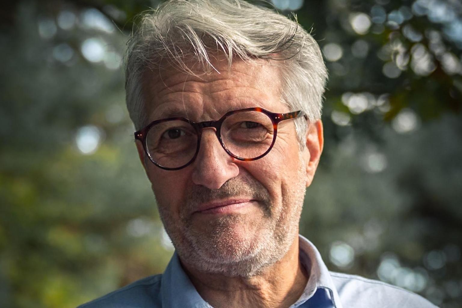 Mann mit Brille, graue Haare, Hemd