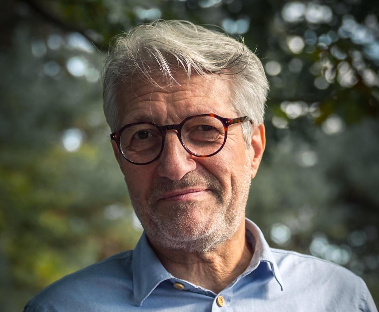 Mann mit Brille, graue Haare, Hemd