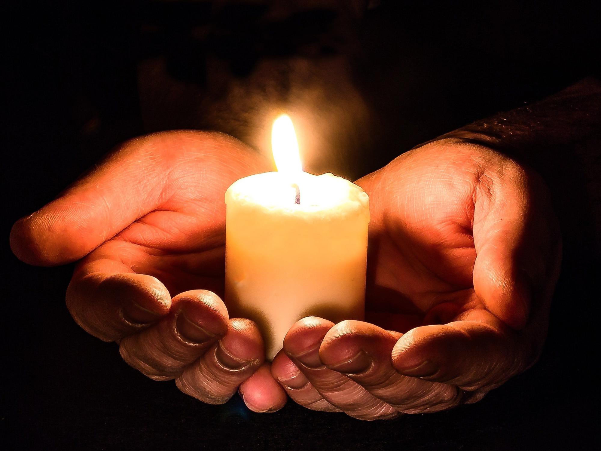 Kerzen werden bei der Weihnachtlichen Andacht am Heiligen Abend eine stimmungsvolle Rolle spielen. (c) Pixabay