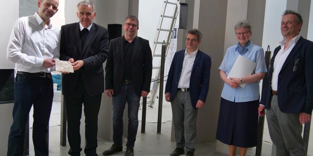 Silberschmied Stephan Bücken (v.l.), Weihbischof Johannes Bündgens, Architekt Michael Scholz, Bischöfliches Generalvikariat, Architekt Elmar Sommer, Schwester Henriette Mensen, Generaloberin der Kongregation der Schwestern vom armen Kinde Jesus und Architekt Axel Birk stellen den neuen Verehrungsort für Clara Fey vor.