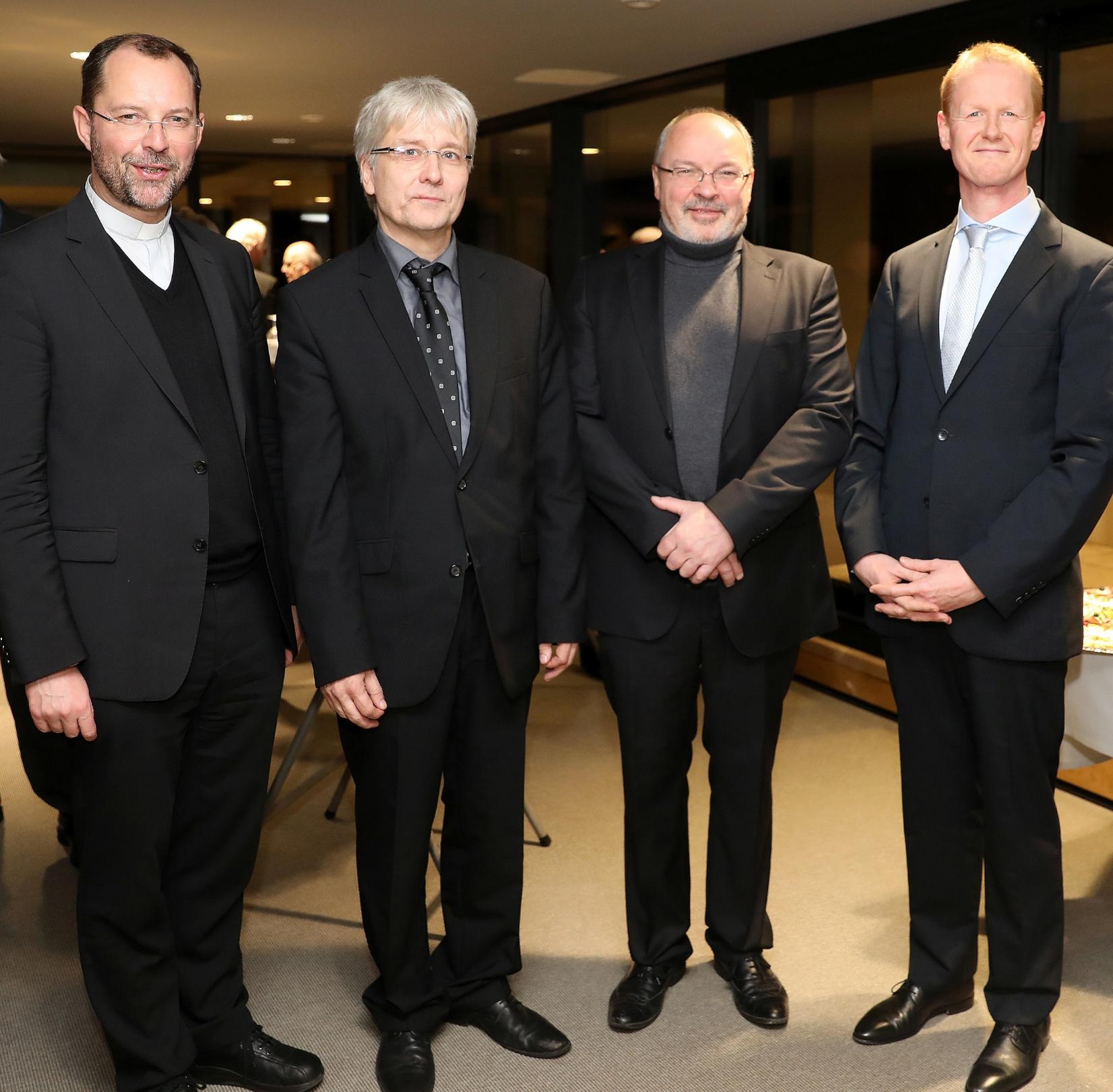 Professor Michael Hoppe (2.v.l.) ist neuer Diözesankirchenmusikdirektor, Marco Fühner (r.) und Andreas Cavelius (2.v.r.) sind Kirchenmusikdirektoren. Generalvikar Dr. Andreas Frick (l.) verlieh ihnen diese Titel. (c) Bistum Aachen - Andreas Steindl