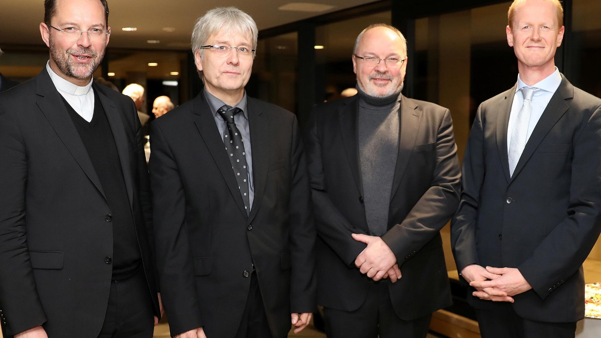 Professor Michael Hoppe (2.v.l.) ist neuer Diözesankirchenmusikdirektor, Marco Fühner (r.) und Andreas Cavelius (2.v.r.) sind Kirchenmusikdirektoren. Generalvikar Dr. Andreas Frick (l.) verlieh ihnen diese Titel.