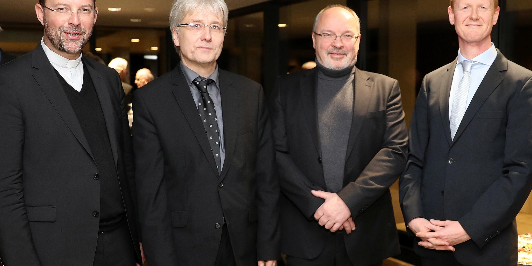 Professor Michael Hoppe (2.v.l.) ist neuer Diözesankirchenmusikdirektor, Marco Fühner (r.) und Andreas Cavelius (2.v.r.) sind Kirchenmusikdirektoren. Generalvikar Dr. Andreas Frick (l.) verlieh ihnen diese Titel.