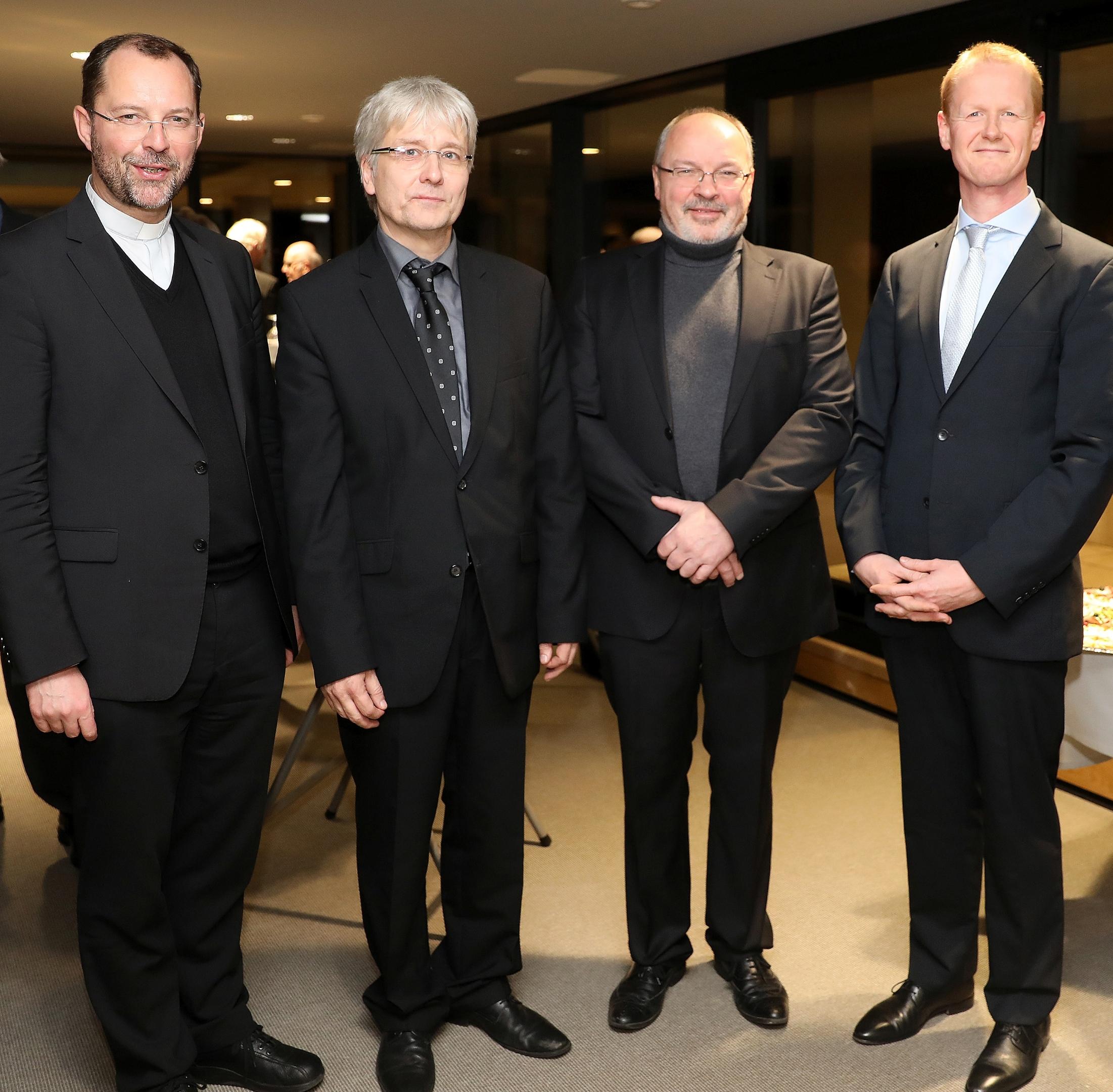 Professor Michael Hoppe (2.v.l.) ist neuer Diözesankirchenmusikdirektor, Marco Fühner (r.) und Andreas Cavelius (2.v.r.) sind Kirchenmusikdirektoren. Generalvikar Dr. Andreas Frick (l.) verlieh ihnen diese Titel.