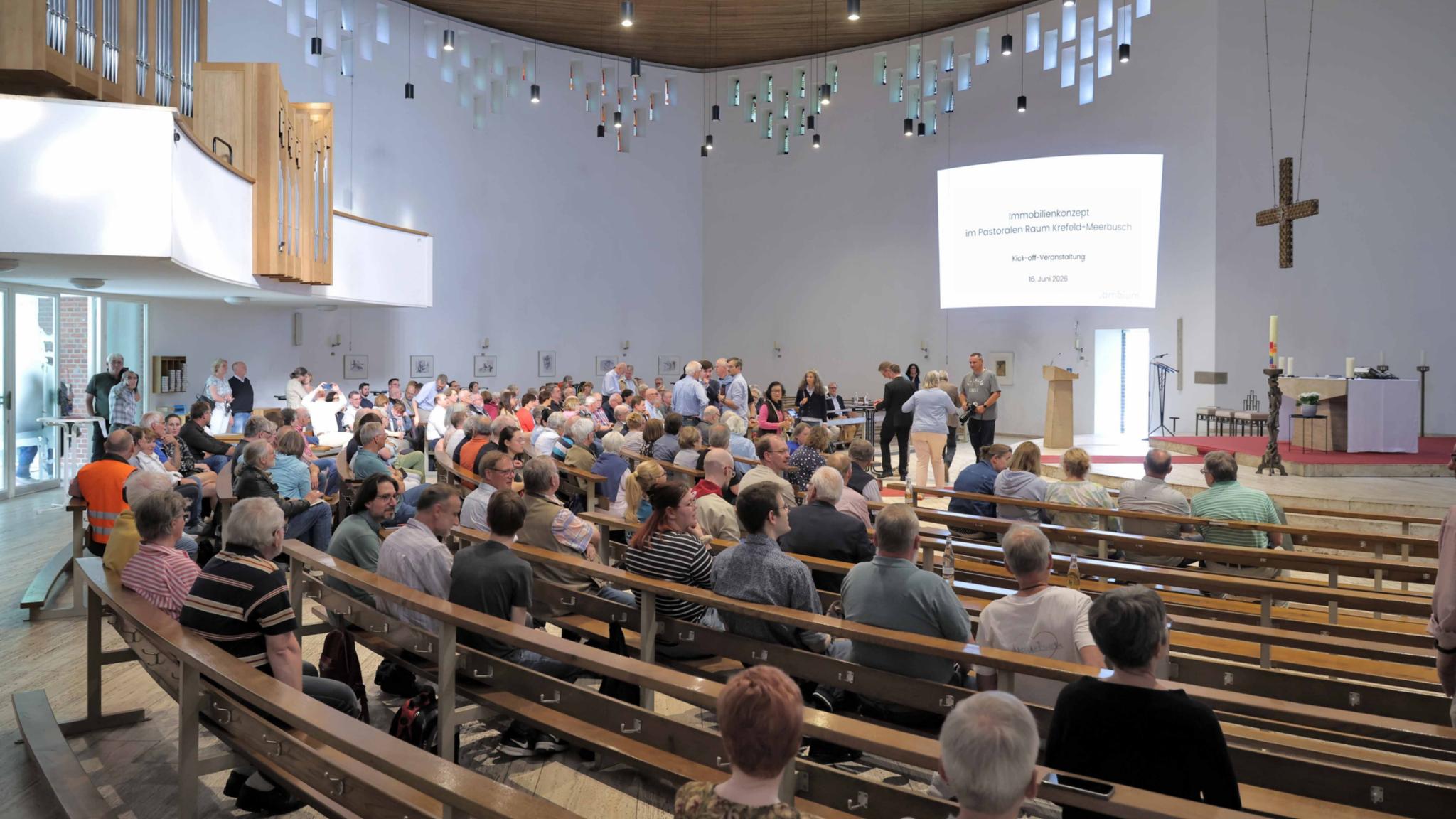 250 Besucherinnen und Besucher informierten sich über die Pläne zum Immobilienkonzept des Pastoralen Raumes Krefeld-Meerbusch in der Kirche St. Thomas Morus. Bis zum Frühjahr 2027 soll das Konzept stehen.