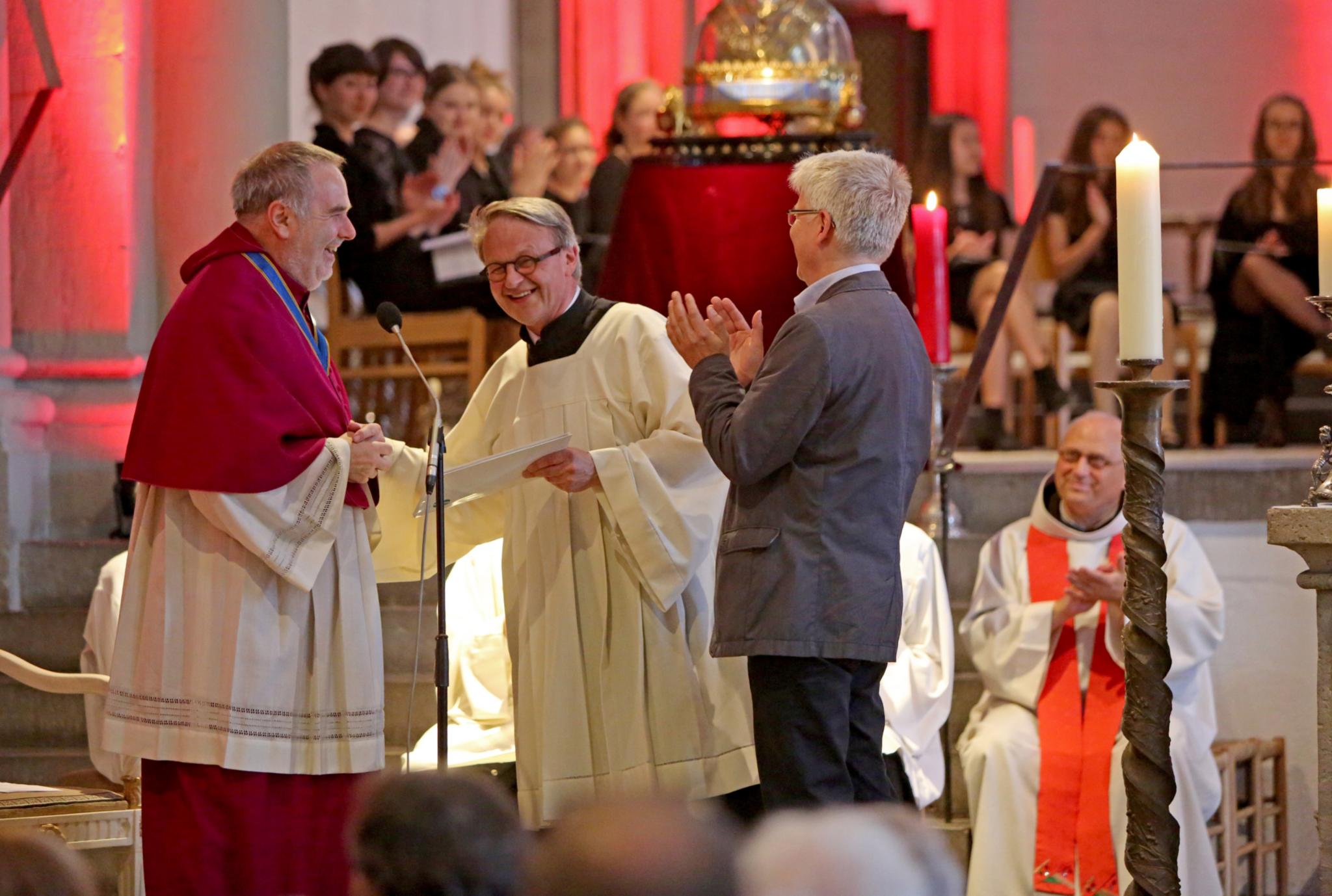 Pfarrer Rolf-Peter Cremer (l.) verlieh Klaus Paulsen (M.) den Titel Kirchenmusikdirektor. Prof. Michael Hoppe (r.) hielt die Laudatio