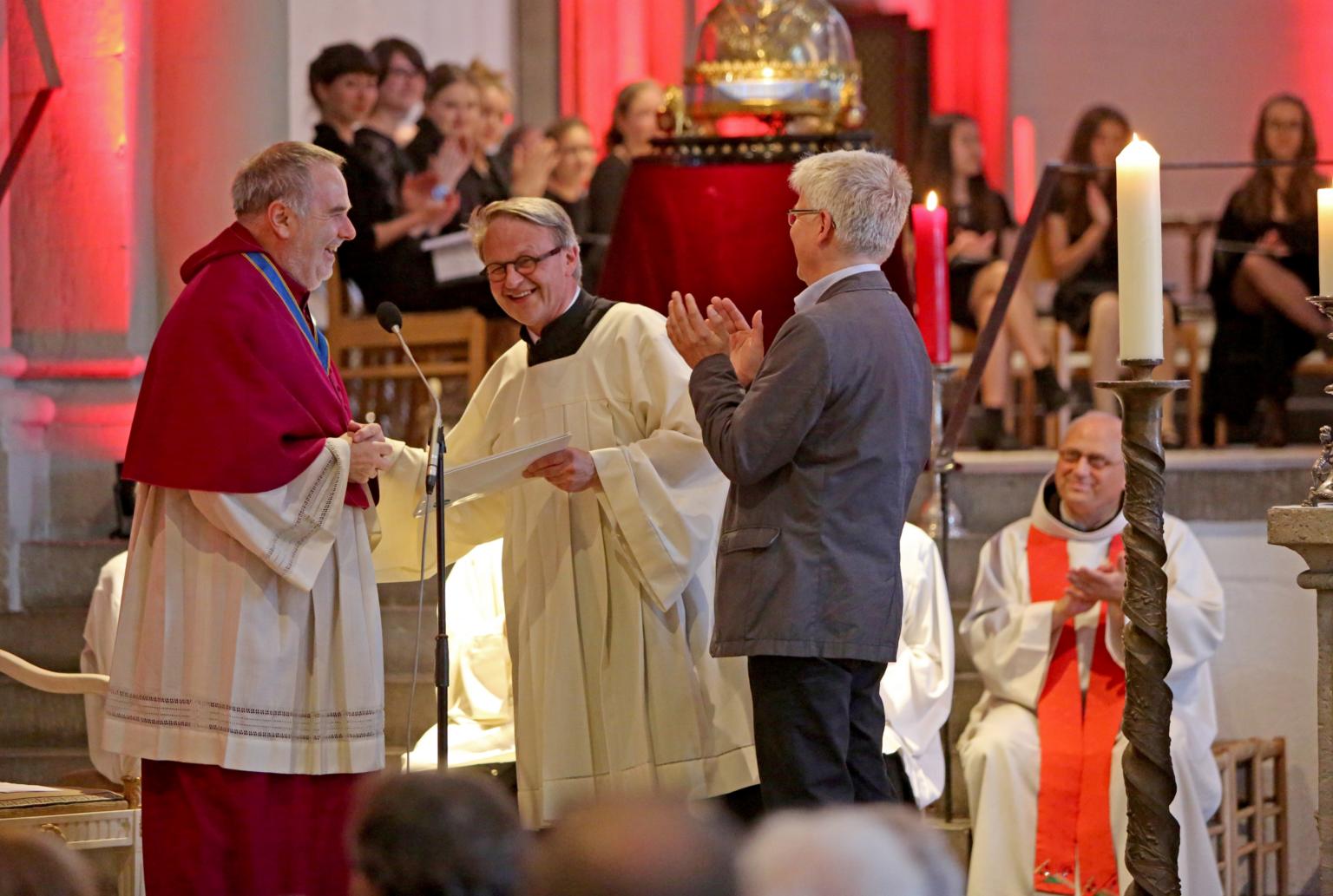 Pfarrer Rolf-Peter Cremer (l.) verlieh Klaus Paulsen (M.) den Titel Kirchenmusikdirektor. Prof. Michael Hoppe (r.) hielt die Laudatio (c) Andreas Jütten