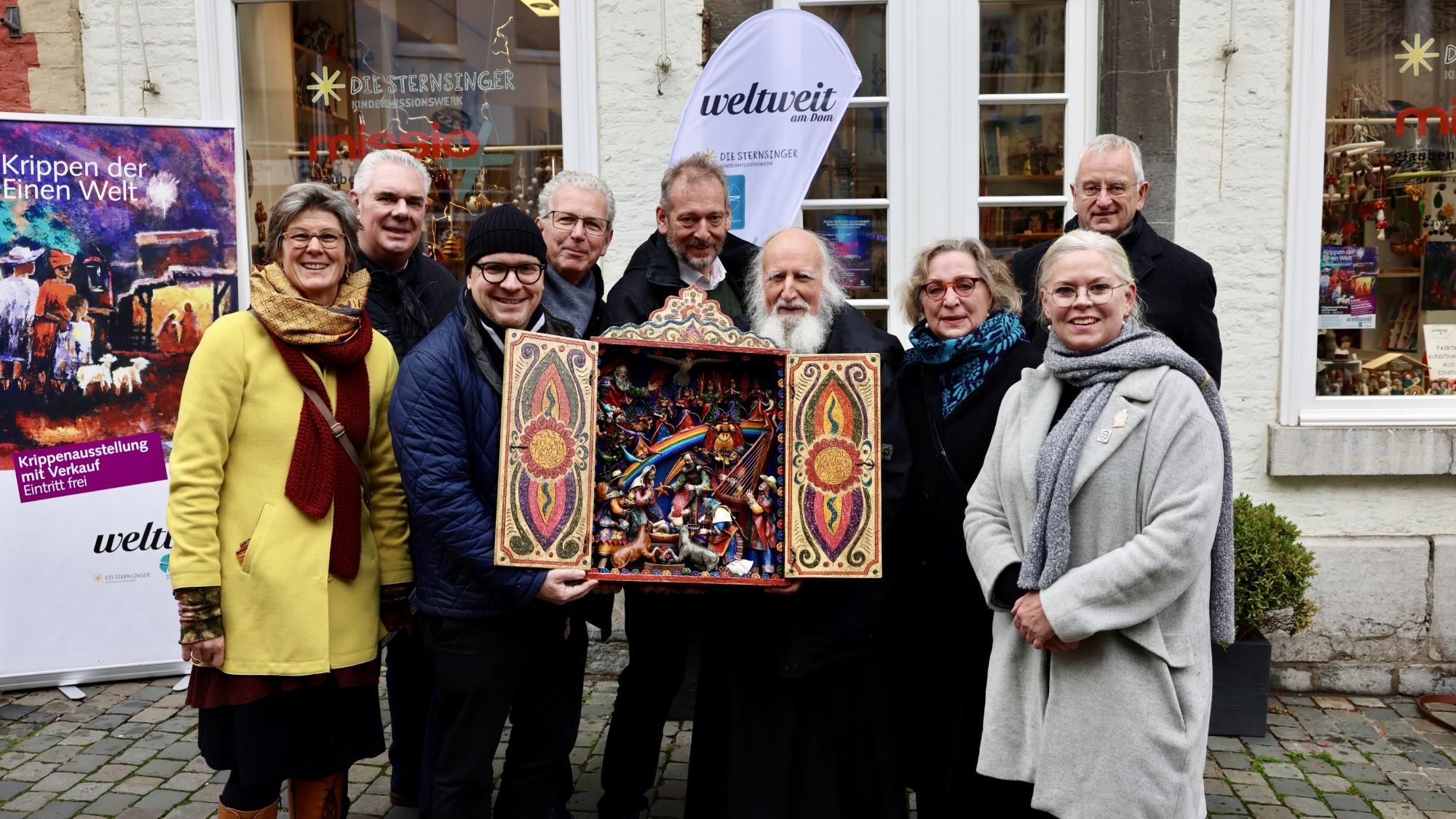 Anke Reermann, missio-Diözesanreferentin, Geschäftsführung Weltweit am Dom,  Ingo Jungen, Landesgemeinschaft der Krippenfreunde im Rheinland und Westfalen e.V., Pfarrer Dirk Bingener, Präsident missio Aachen e.V. und Kindermissionswerk ,Die Sternsinger‘, Thomas Bürgerhausen, Leiter Weltweit am Dom, Organisator der Ausstellung, Markus Offner, Leiter der Stabsabteilung Kirche im Dialog im Bischöflichen Generalvikariat, Pater Dr. Anselm Grün OSB, Benediktinerabtei Münsterschwarzach, Hilde Scheidt, Bürgermeisterin der Stadt Aachen, Caroline Weber, Kulturbüro Rheinstil, Aachener Krippenweg, Dr. Gregor von Fürstenberg, Vorstandsmitglied von missio Aachen und dem Kindermissionswerk die „Sternsinger“.