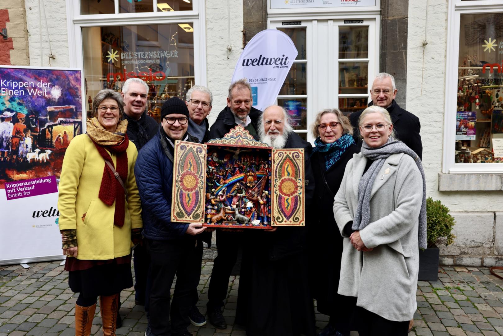 Anke Reermann, missio-Diözesanreferentin, Geschäftsführung Weltweit am Dom,  Ingo Jungen, Landesgemeinschaft der Krippenfreunde im Rheinland und Westfalen e.V., Pfarrer Dirk Bingener, Präsident missio Aachen e.V. und Kindermissionswerk ,Die Sternsinger‘, Thomas Bürgerhausen, Leiter Weltweit am Dom, Organisator der Ausstellung, Markus Offner, Leiter der Stabsabteilung Kirche im Dialog im Bischöflichen Generalvikariat, Pater Dr. Anselm Grün OSB, Benediktinerabtei Münsterschwarzach, Hilde Scheidt, Bürgermeisterin der Stadt Aachen, Caroline Weber, Kulturbüro Rheinstil, Aachener Krippenweg, Dr. Gregor von Fürstenberg, Vorstandsmitglied von missio Aachen und dem Kindermissionswerk die „Sternsinger“. (c) Bistum Aachen/Stephan Johnen