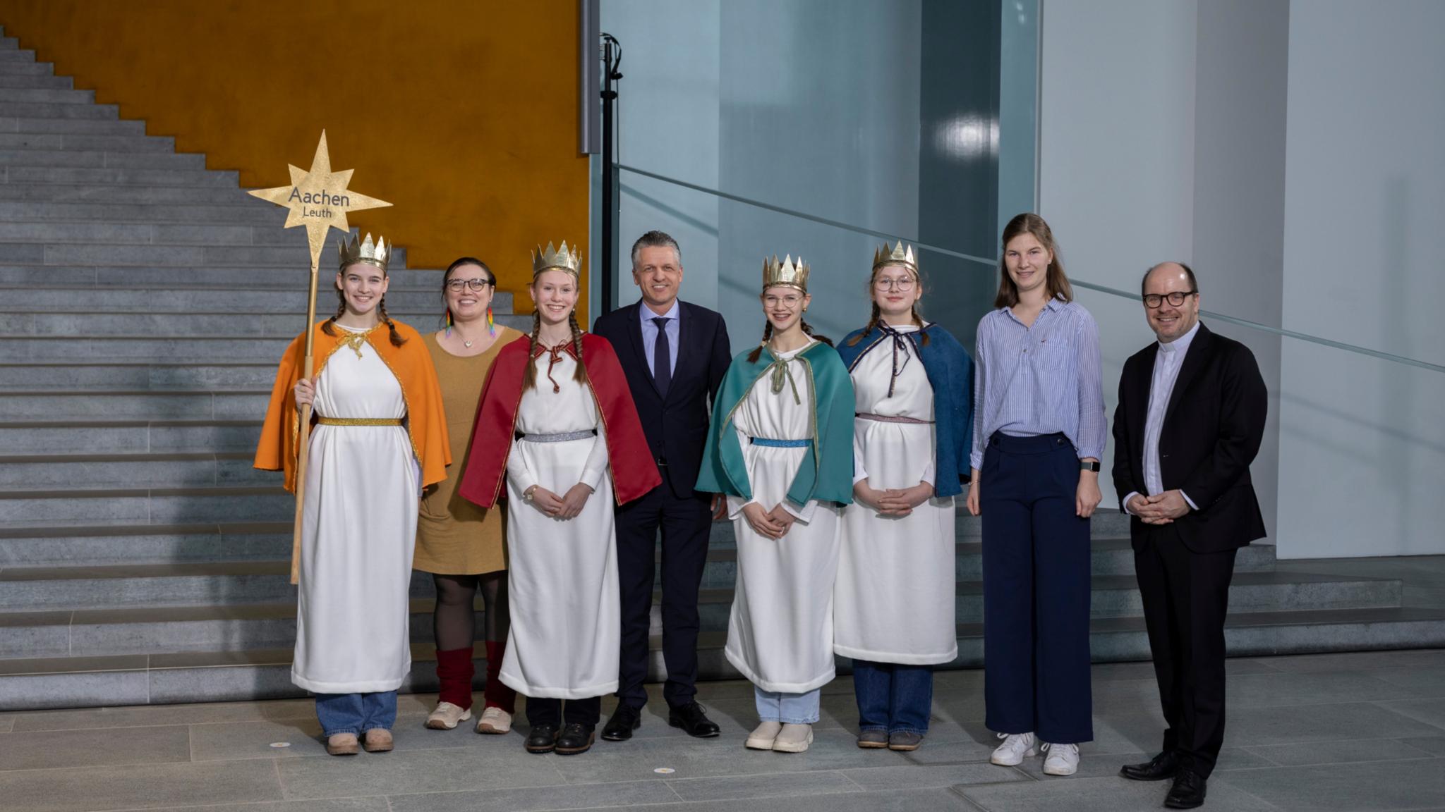 Sternsinger stehen vor einer Treppe im Kanzleramt in Berlin