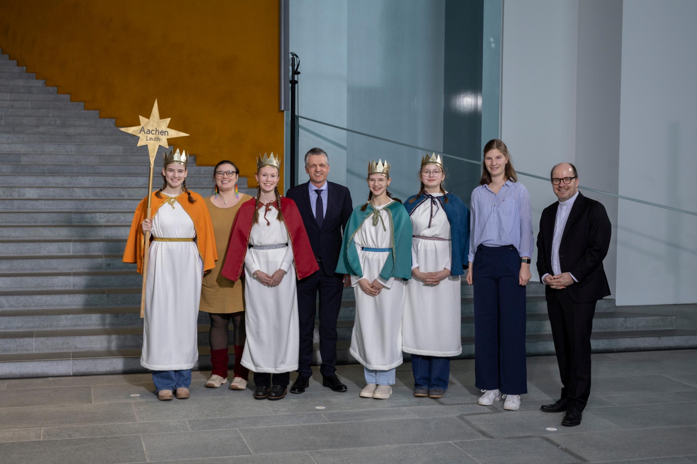 Sternsinger stehen vor einer Treppe im Kanzleramt in Berlin