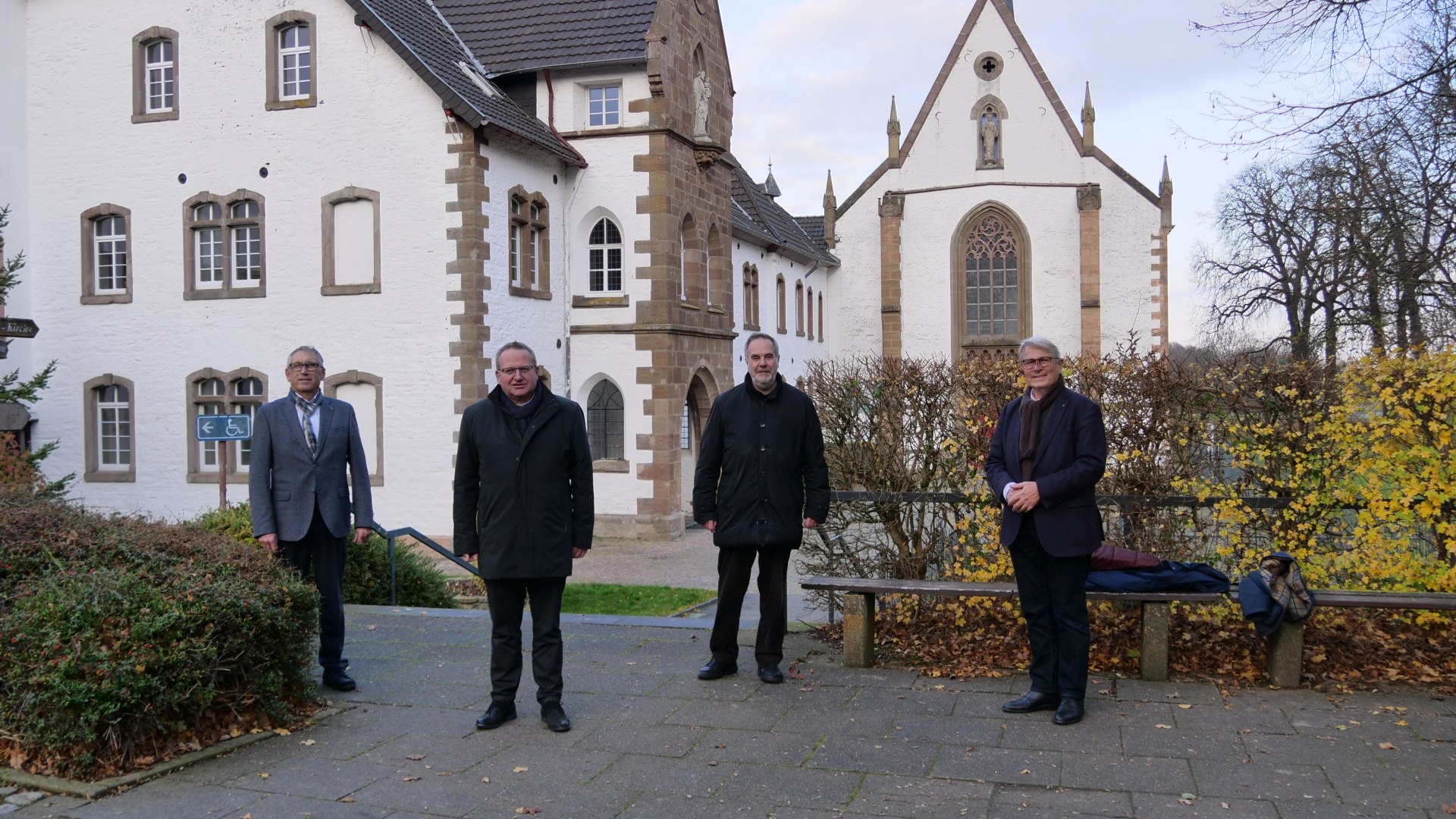 Ab dem 1. Januar 2021 wird der bisher vom „Kloster Mariawald e.V.“ geführte Betrieb von Mariawald durch die „Kloster Mariawald GmbH & Co. KG“ übernommen: (v.l.) Wolfgang Scheidtweiler und Pater Lambertus Schildt vom neuen Träger-Verein, Rolf-Peter Cremer, stellvertretender Generalvikar, und Peter Cremer vom bisherigen Träger-Verein. (c) Bistum Aachen - Anja Klingbeil