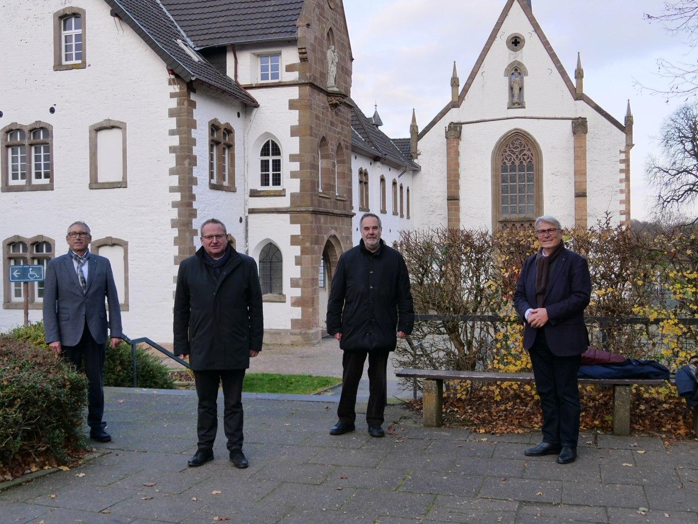 Ab dem 1. Januar 2021 wird der bisher vom „Kloster Mariawald e.V.“ geführte Betrieb von Mariawald durch die „Kloster Mariawald GmbH & Co. KG“ übernommen: (v.l.) Wolfgang Scheidtweiler und Pater Lambertus Schildt vom neuen Träger-Verein, Rolf-Peter Cremer, stellvertretender Generalvikar, und Peter Cremer vom bisherigen Träger-Verein.