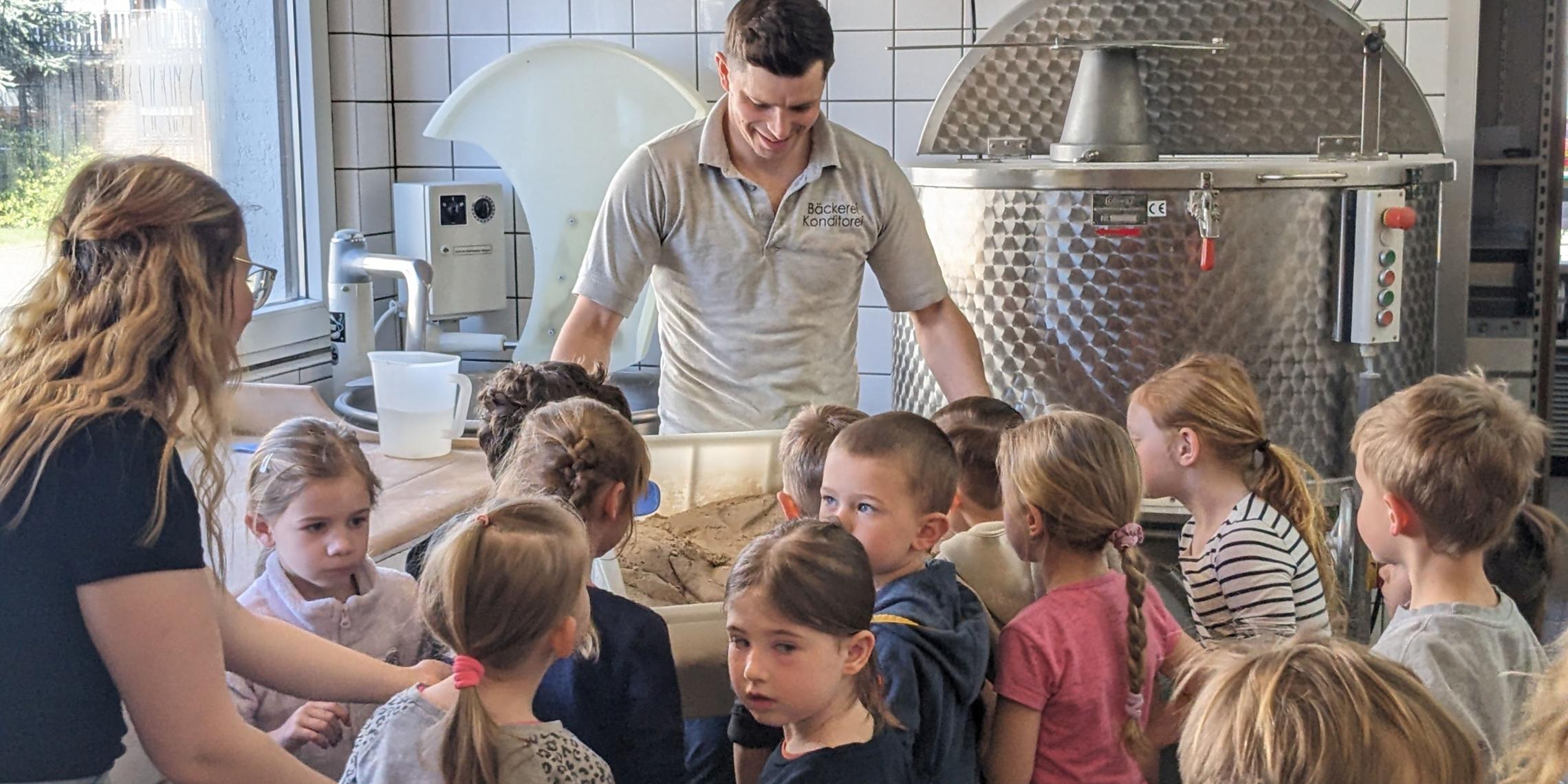 zwei Kinder backen Brot bei der Aktion Solibrot