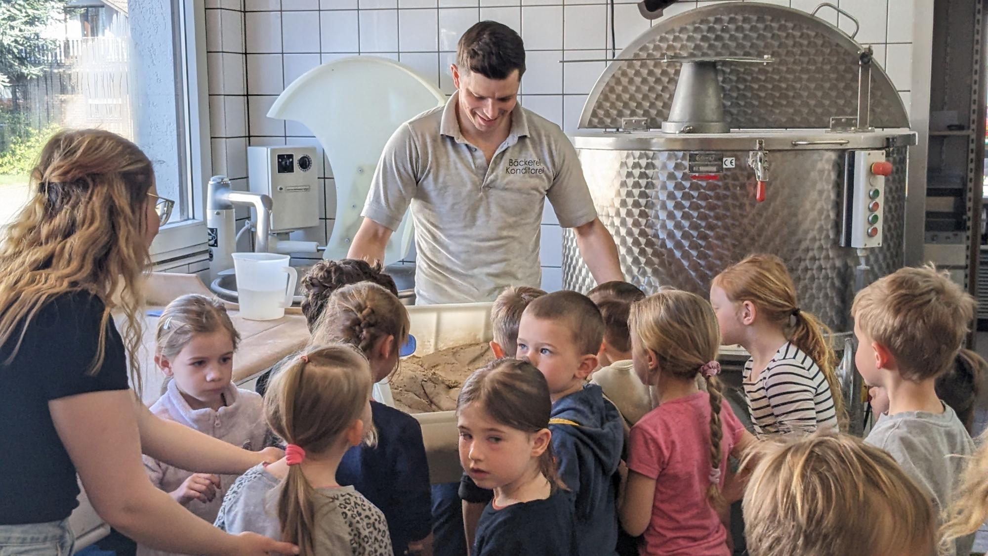 Neben süßen Hefezöpfen bieten die Kinder auch kleine Brote gegen Spende an.