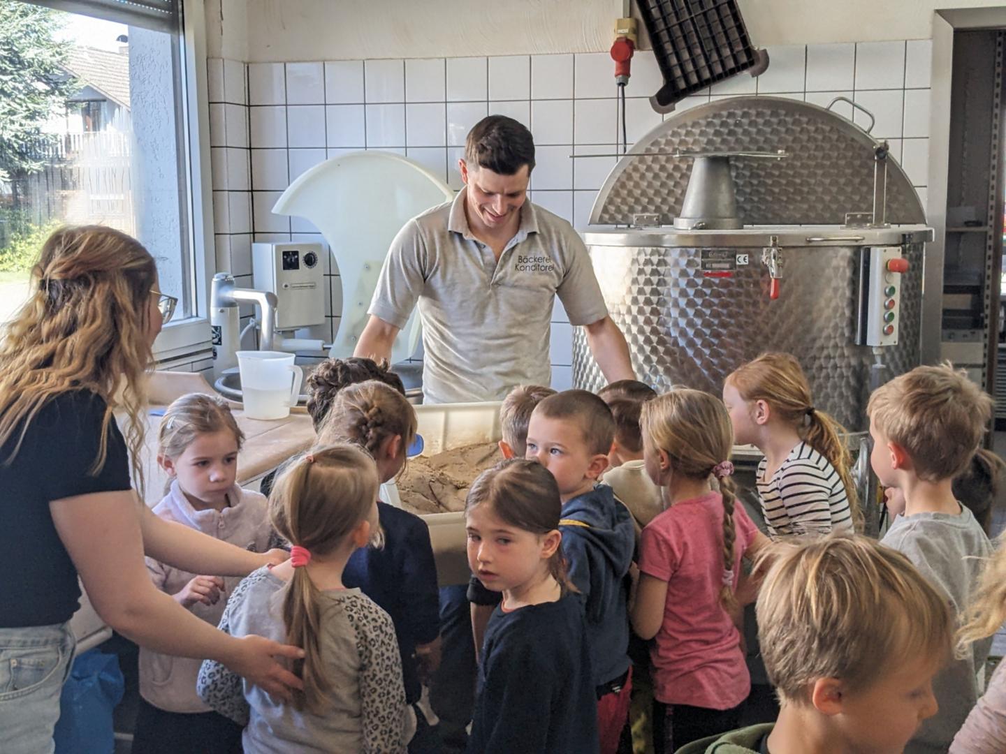 Neben süßen Hefezöpfen bieten die Kinder auch kleine Brote gegen Spende an. (c) Bistum Aachen Stefanie Sieger-Bücken