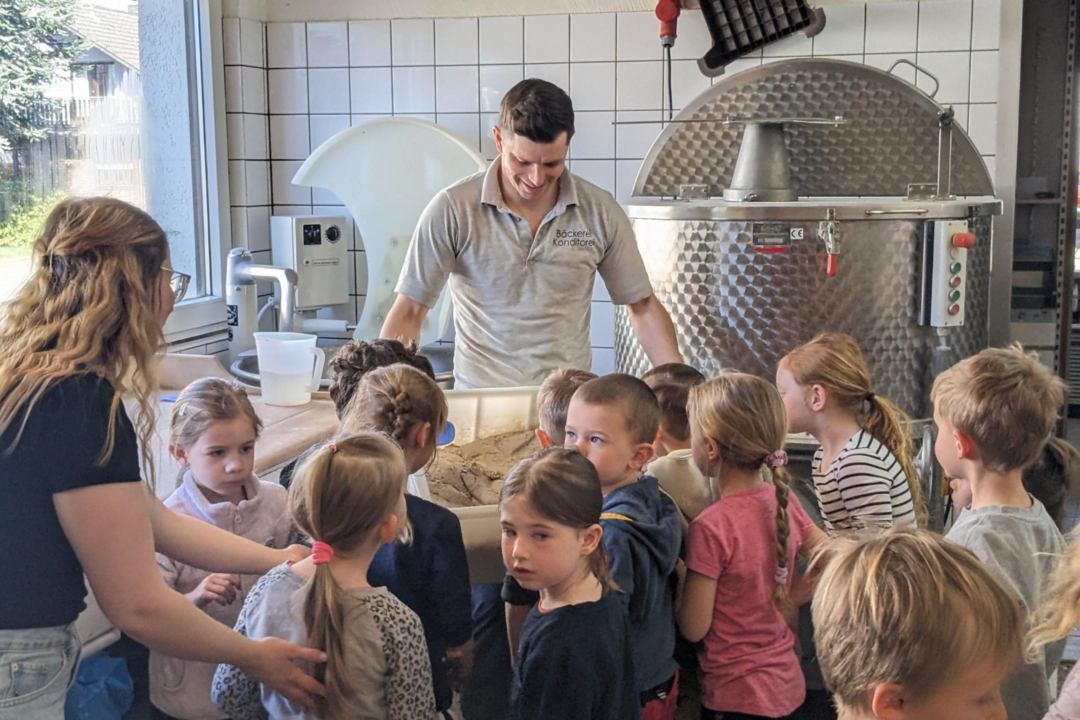zwei Kinder backen Brot bei der Aktion Solibrot