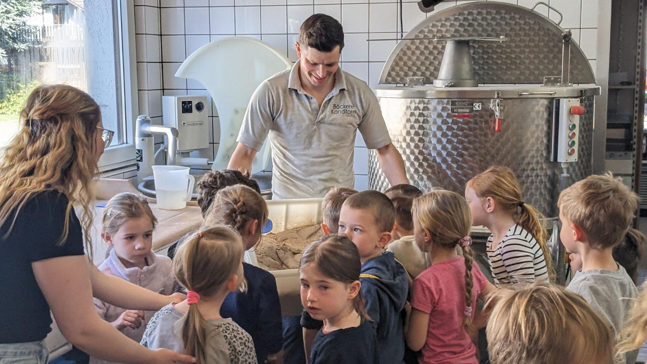 zwei Kinder backen Brot bei der Aktion Solibrot