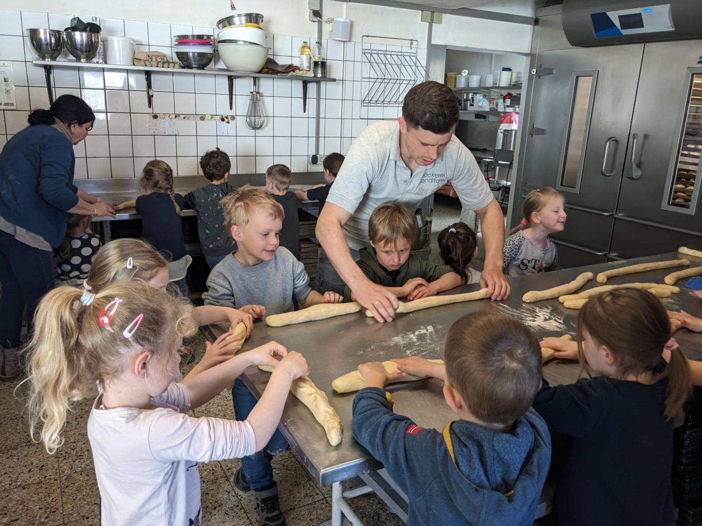 In einer großen Bäckerei backen ist viel spannender als in der kleinen Küche des Kindergartens. (c) S.Sieger-Bücken