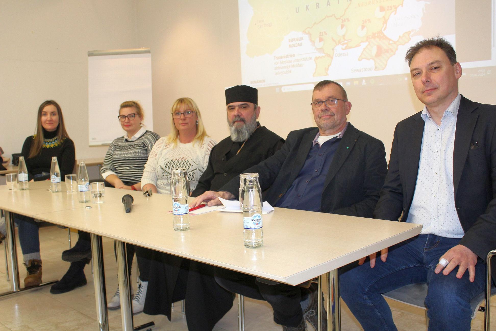 In der Bischöflichen Akademie diskutierte die pax christi-Gruppe Aachen über den Ukraine-Krieg (v.r.): Robert Zurek, Hennes Schnettler, Oleksandr Petrenko, Anna Strobel, Anastasia Zlobina und Iryna Rotar. (c) Bistum Aachen