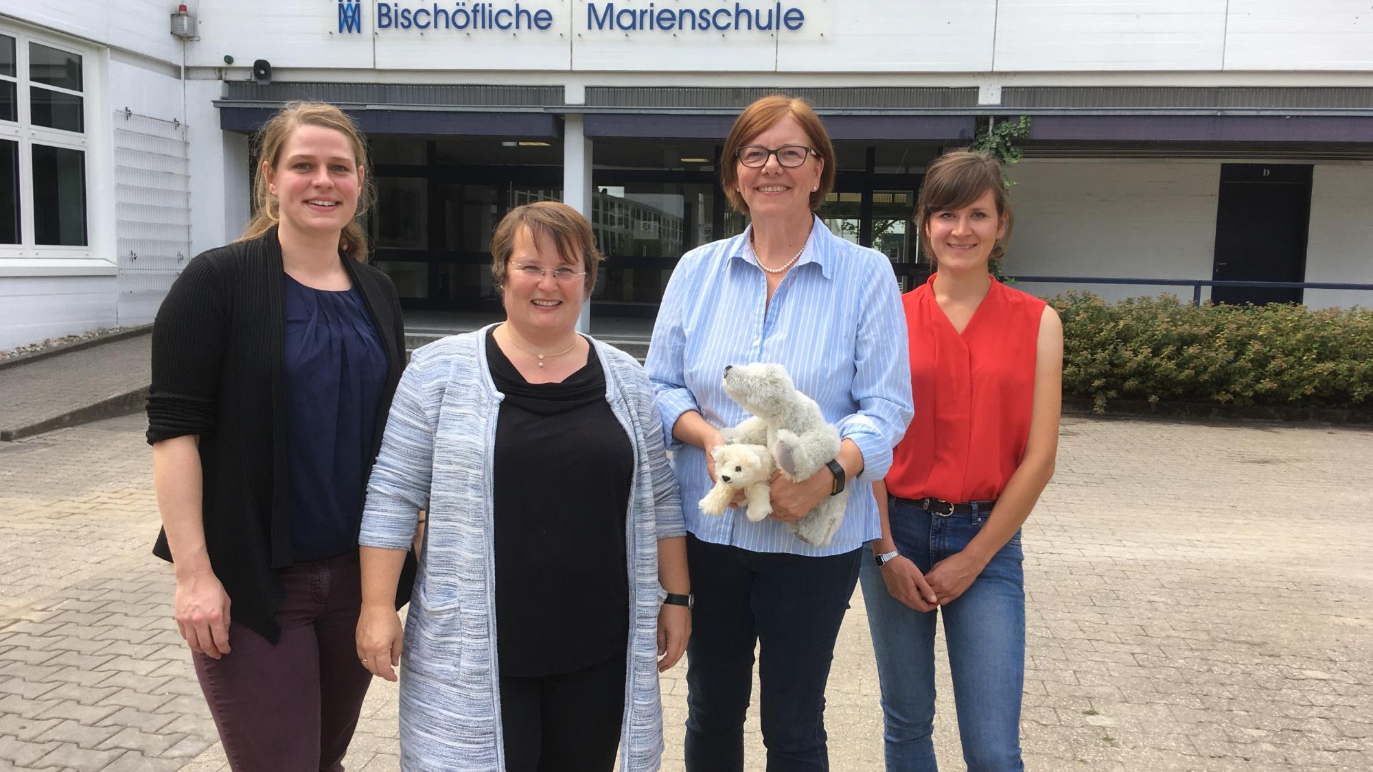 Setzen sich mit zwei Eisbären als Maskottchen für den Klimaschutz ein: Marie Goebel, Lydia Sonntag-Werkes, Angela Göbel und Judith Moos (v.l.).