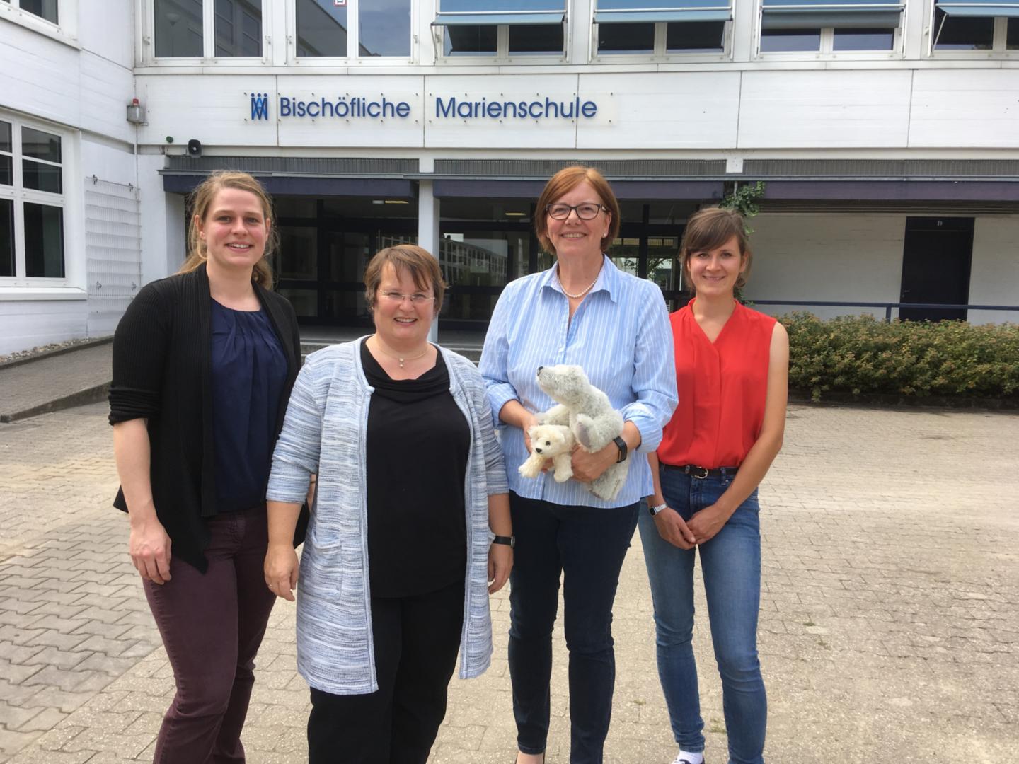 Setzen sich mit zwei Eisbären als Maskottchen für den Klimaschutz ein: Marie Goebel, Lydia Sonntag-Werkes, Angela Göbel und Judith Moos (v.l.). (c) Cornel van Bebber