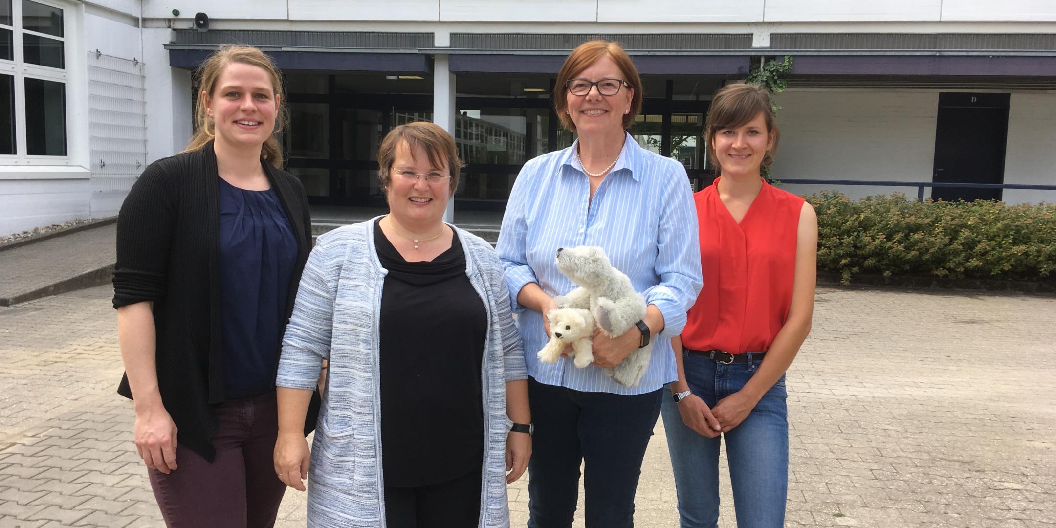 Setzen sich mit zwei Eisbären als Maskottchen für den Klimaschutz ein: Marie Goebel, Lydia Sonntag-Werkes, Angela Göbel und Judith Moos (v.l.).