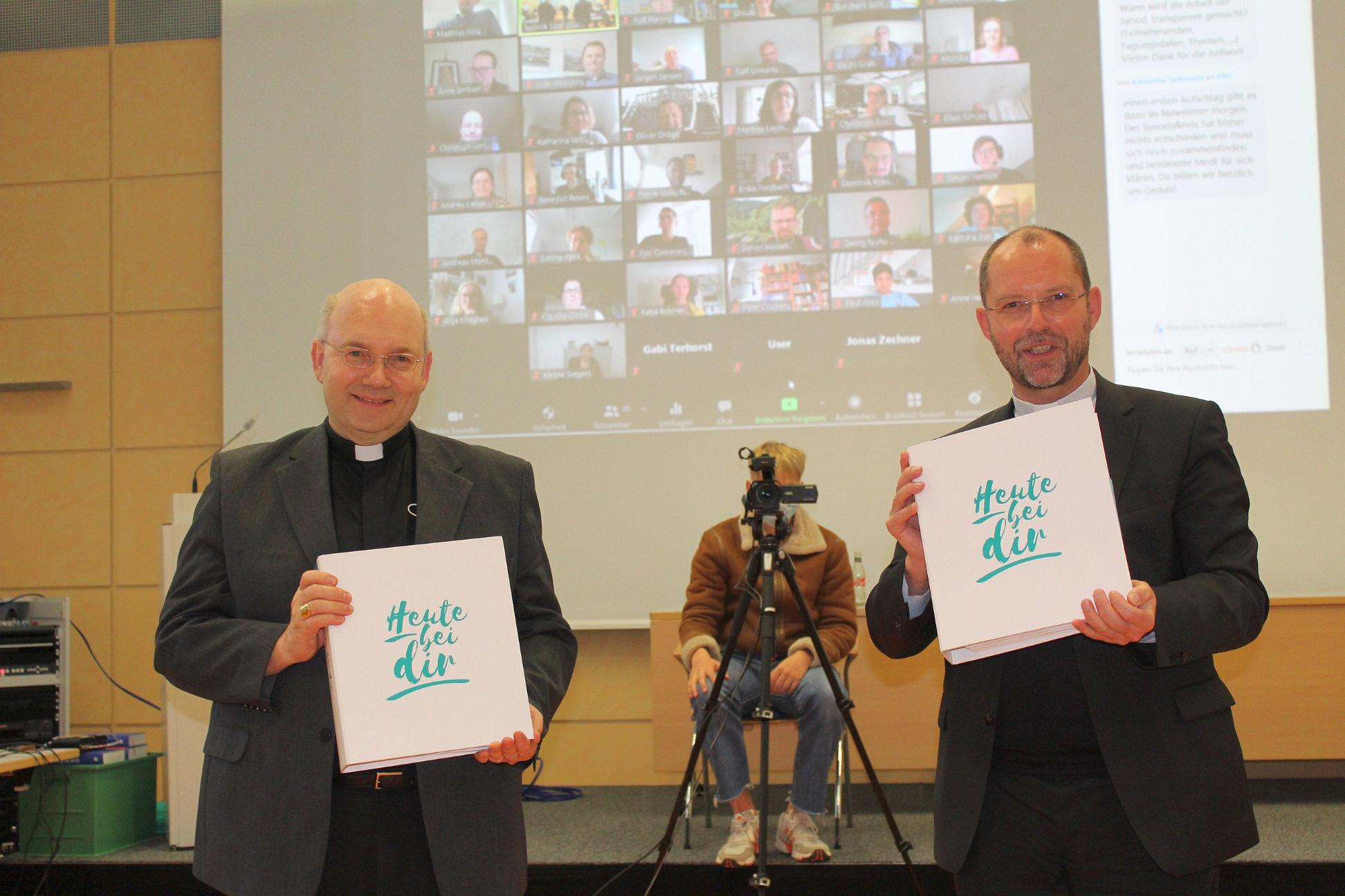Bischof dankt Basis AGs für Roadmaps (c) Bistum Aachen - Jari Wieschmann